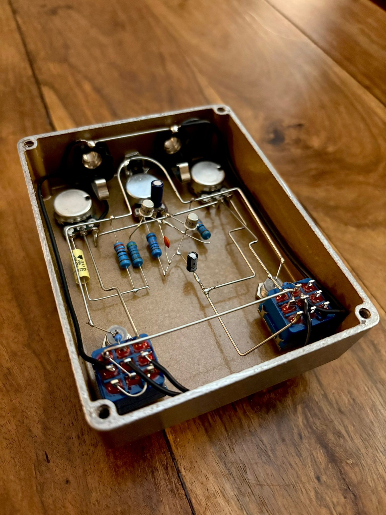 Silicon fuzz face pedal with clean channel