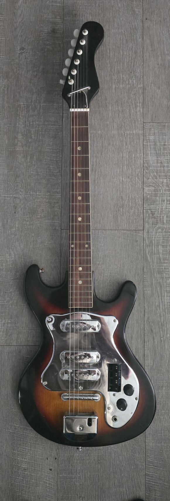 GrecoのEG-135（1968）です。 一見するとセミアコですが、デチャネック