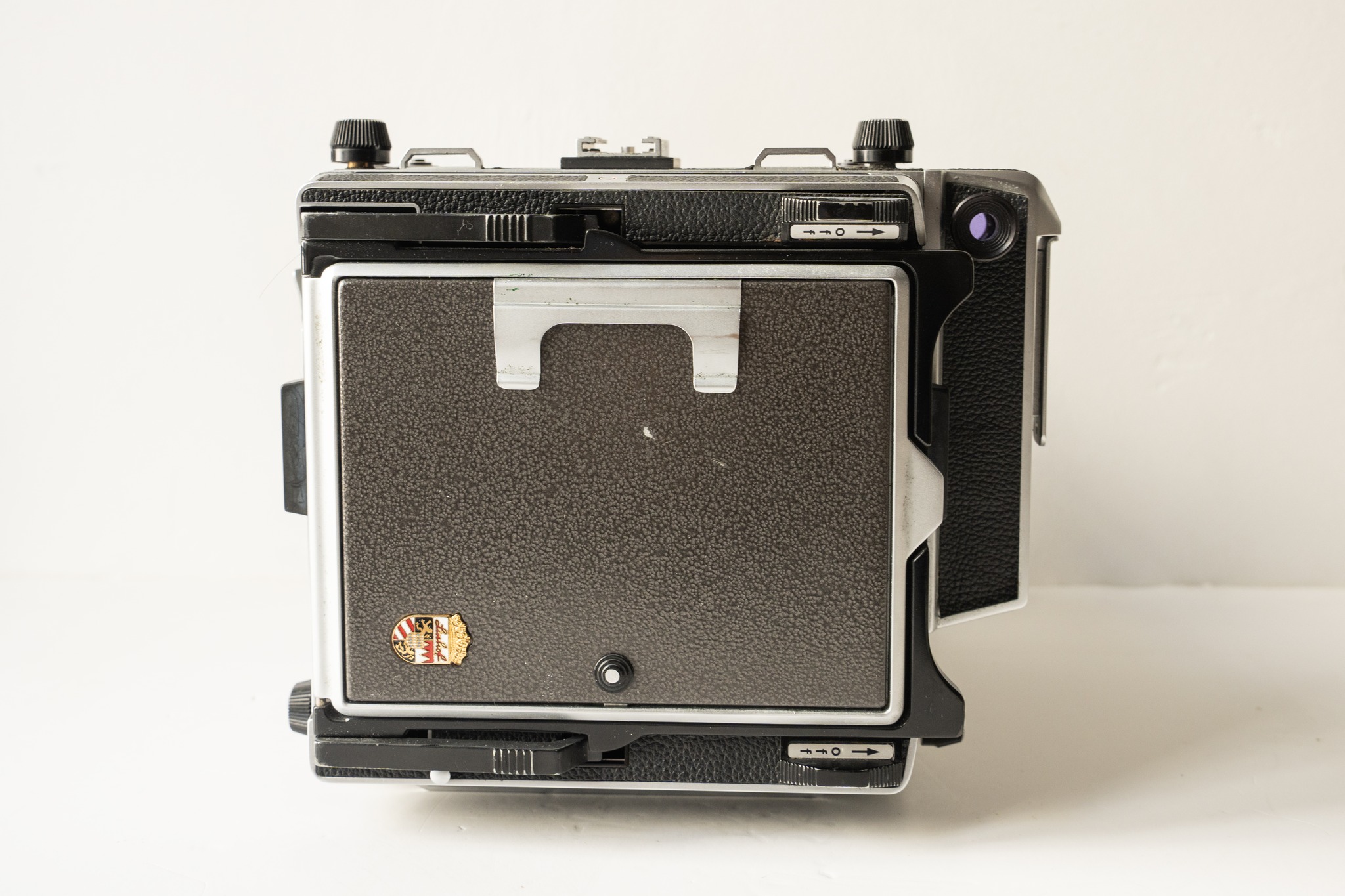 Can Linhof Schneider Symmar 210mm f5.6 lens fit inside Technika V