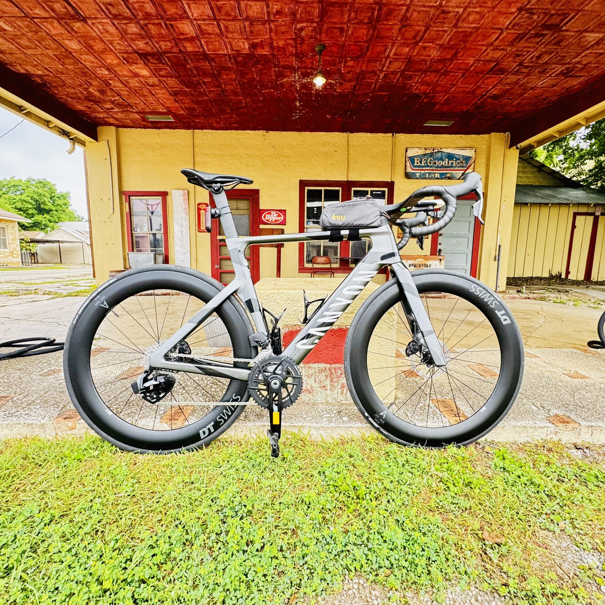 This is my CF SLX Ultegra DI2 Aeroad from 2017. It has a gold 