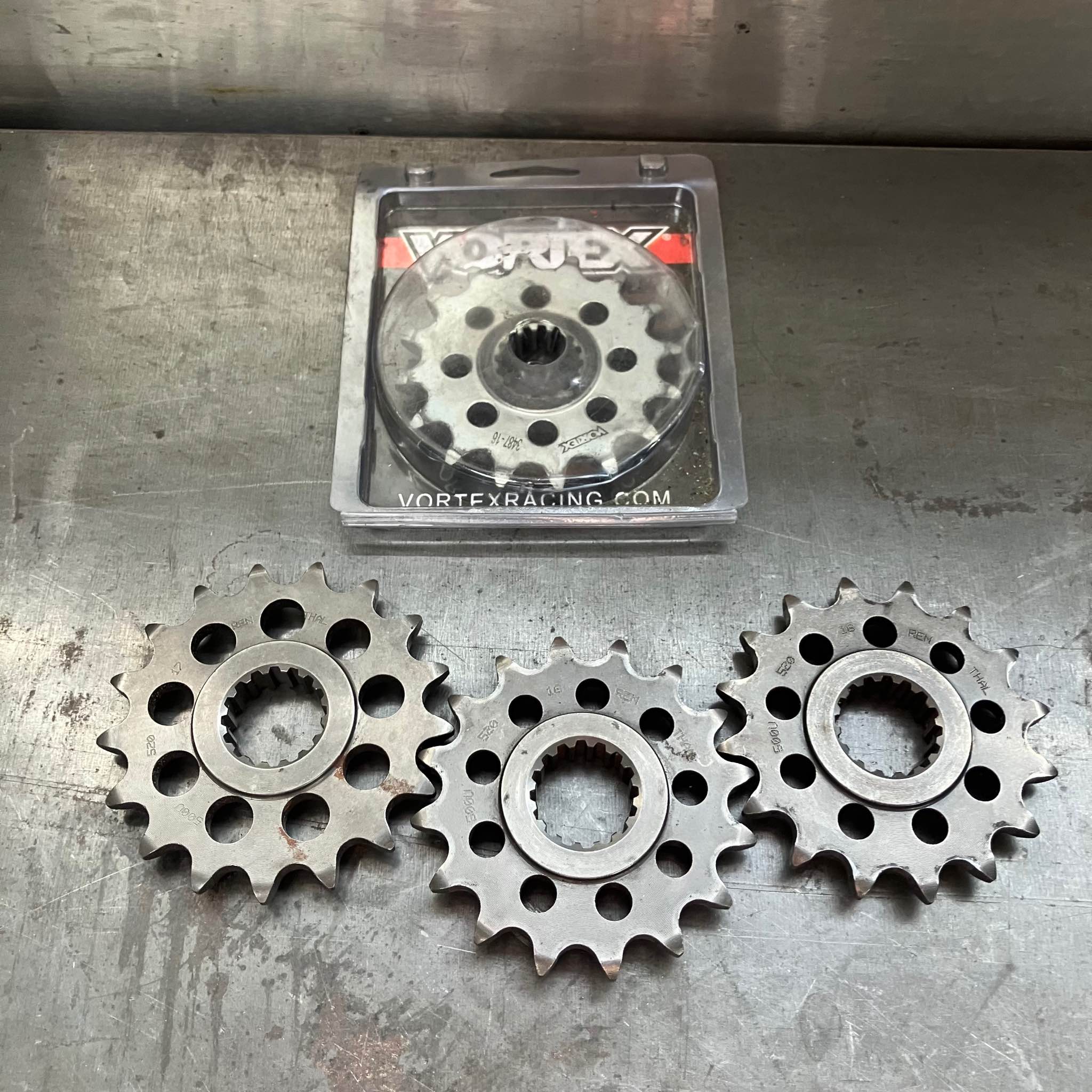 2017-newer gsxr1000 front 520 sprockets. 2x Renthal 16 1x Renthal