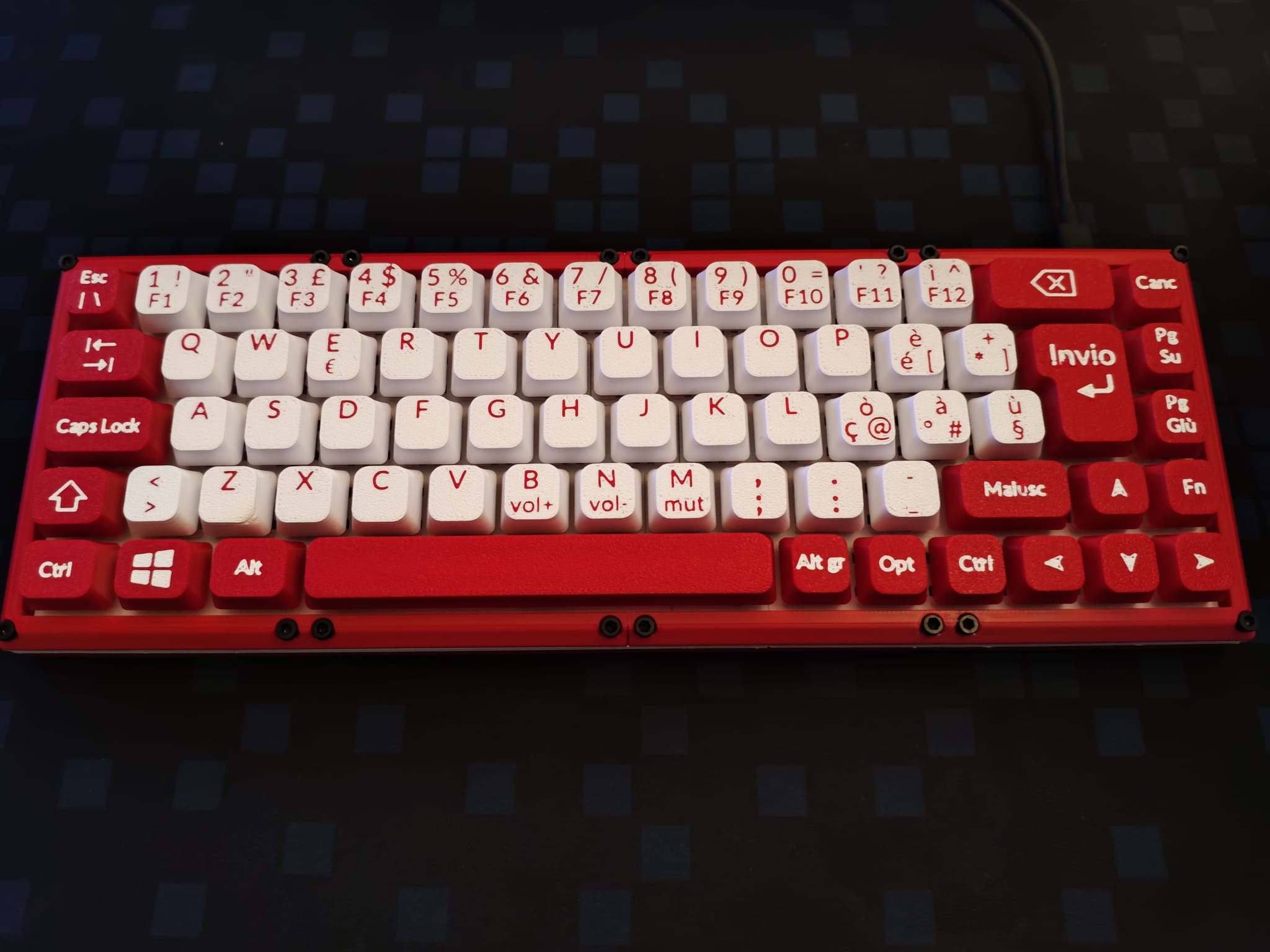 Custom 3D printed mechanical keyboard with Huano Sakura V2 switches