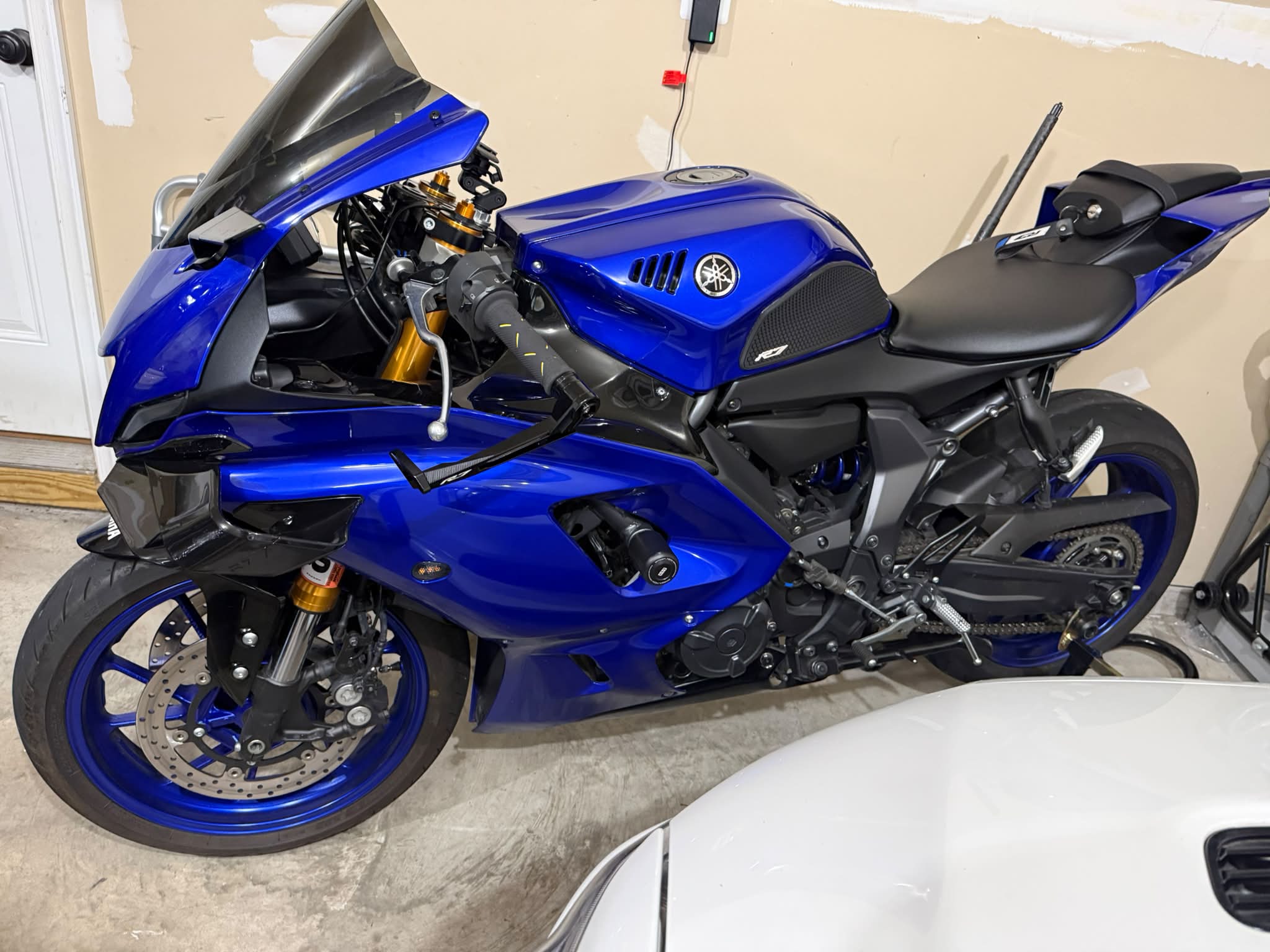 Anyone willing to trade white fairings for blue ones? Located in