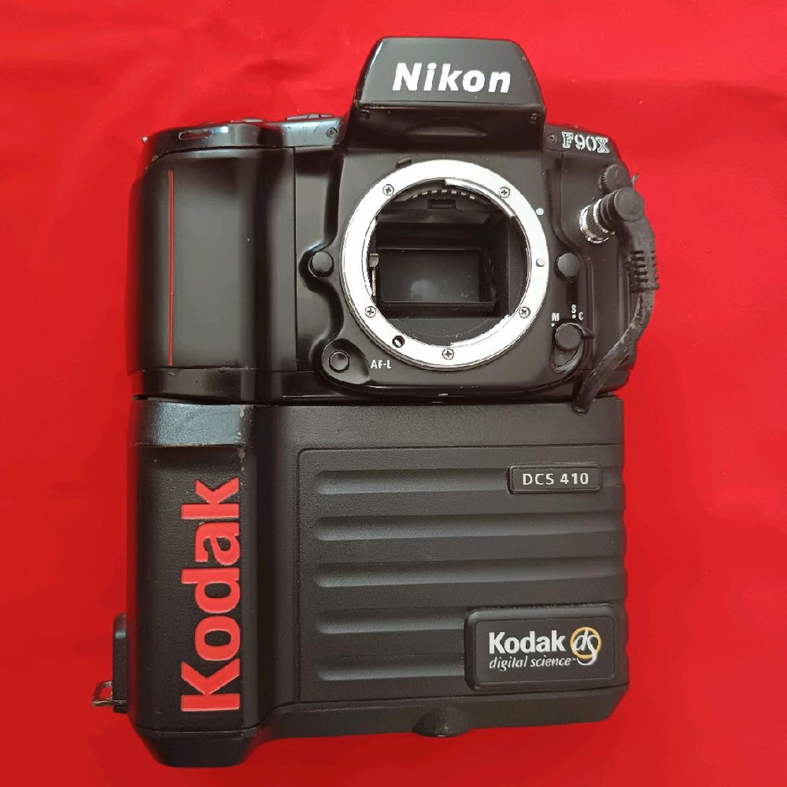 Kodak DCS 420 1.5 MP digital camera based on Nikon N90 body