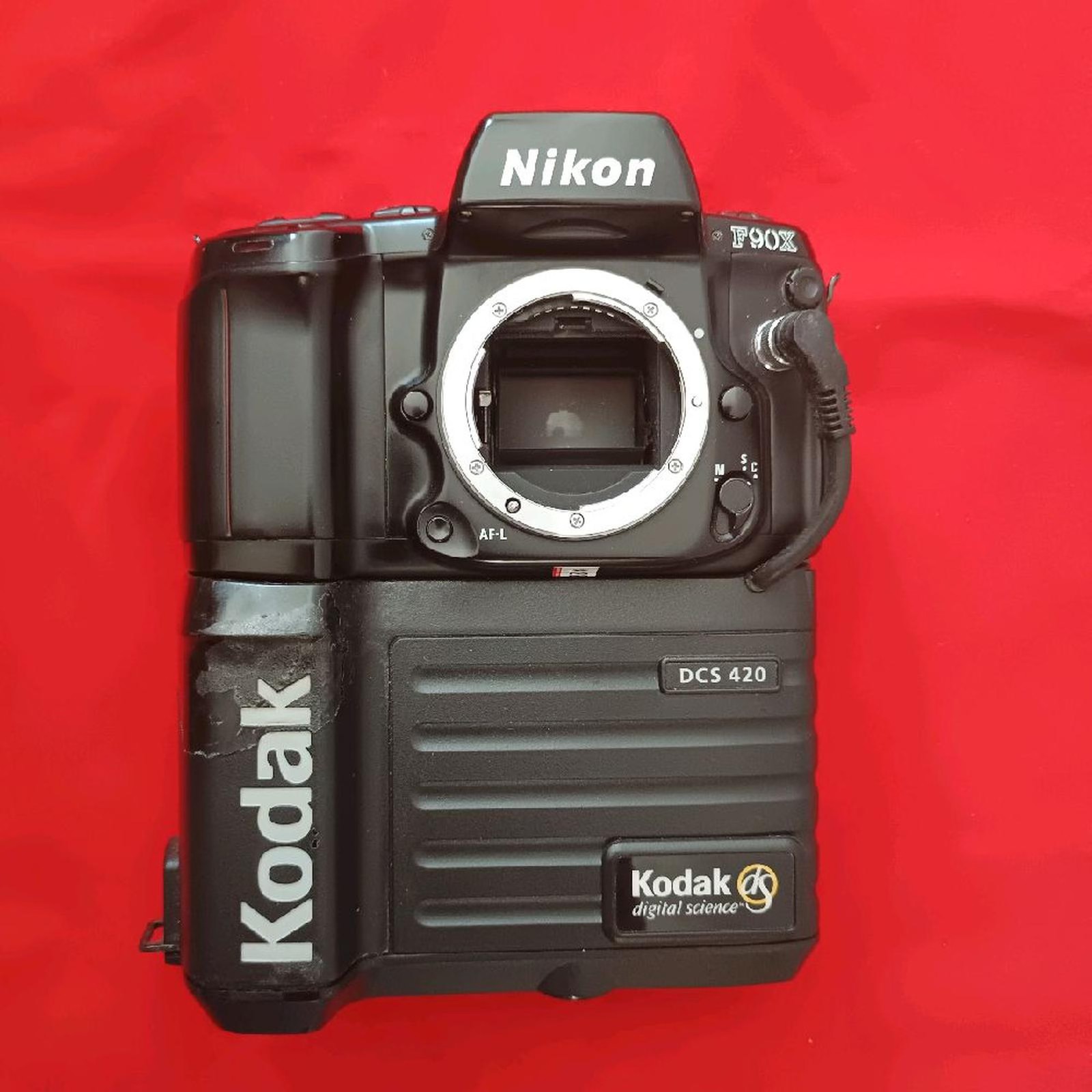 Using Nikon MF-26 data back with F90x body?