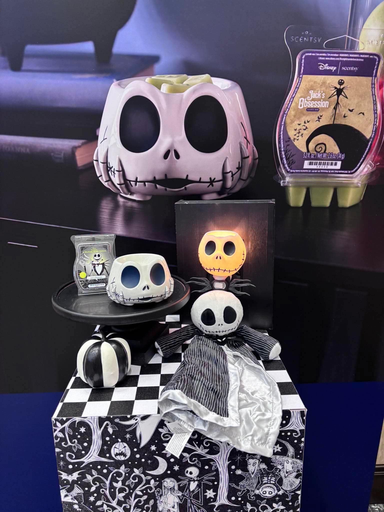 🎃 A wickedly eerie glow is cast with Disney Tim Burton's The