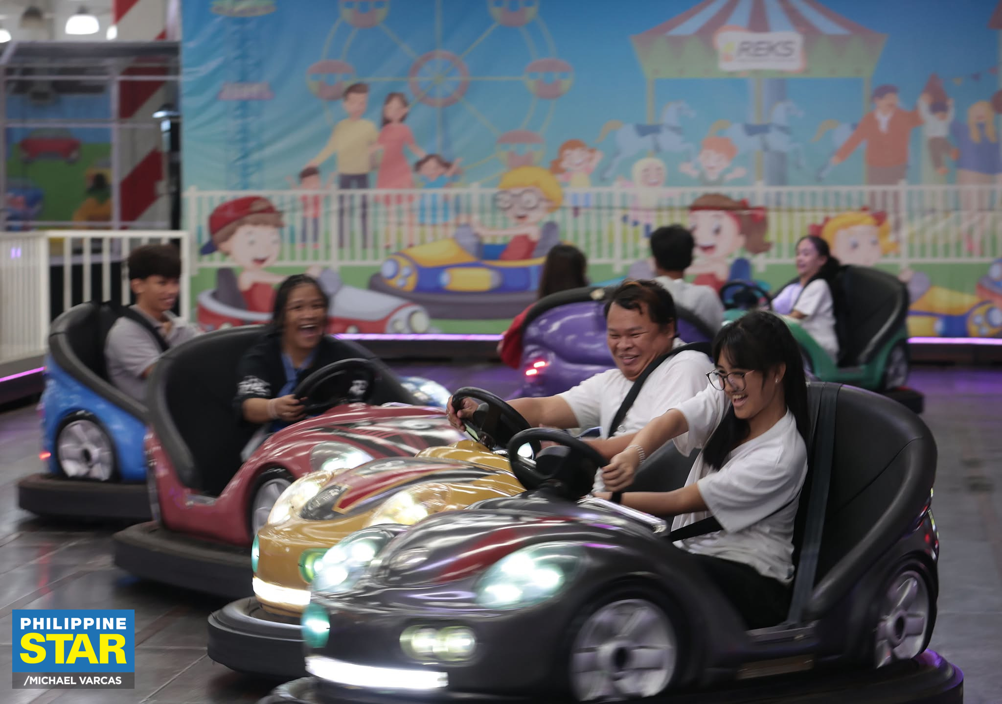 Philippine Star - Individuals enjoy rides at an amusement... | Facebook