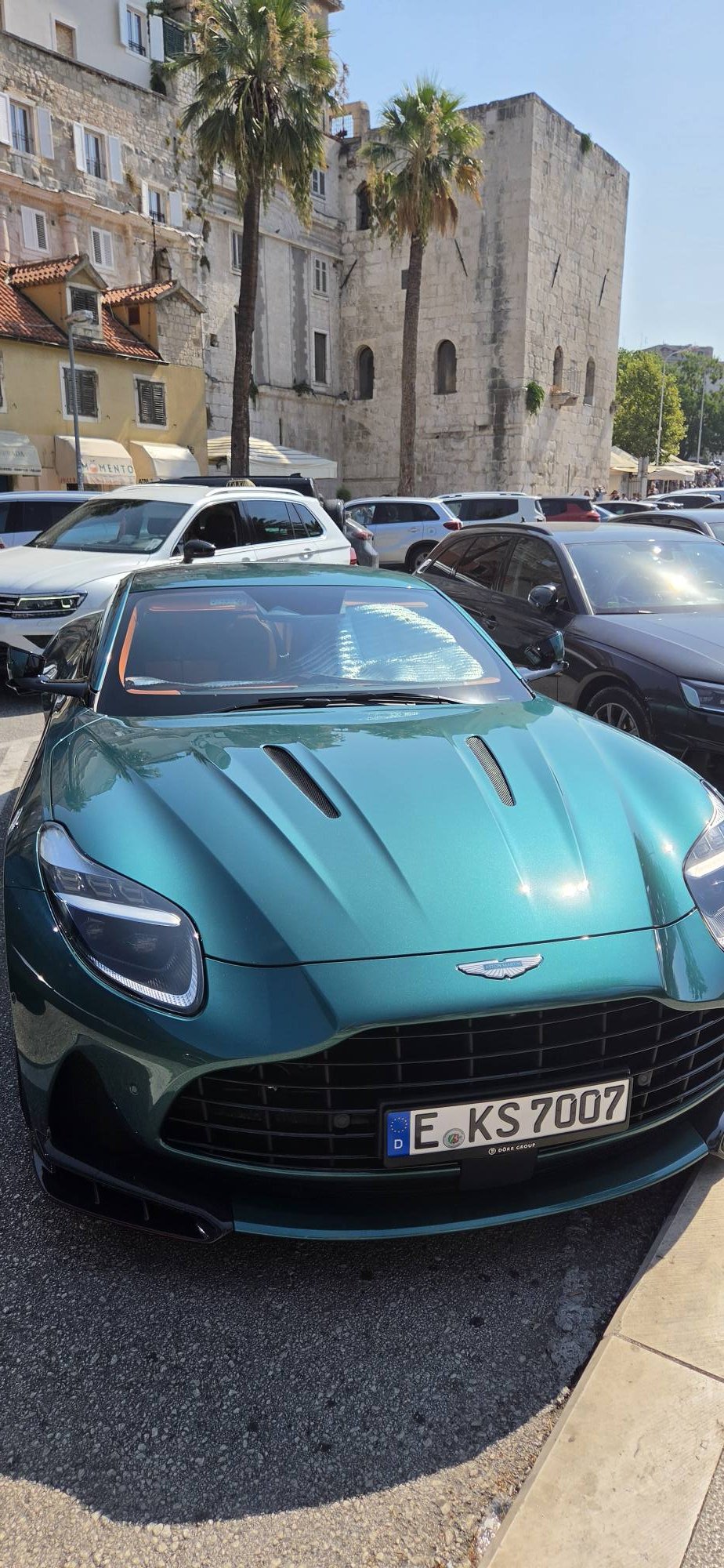 Split, Croatia. Aston-Martin 마0무 AST ASTON 오전 ۲ IN МлЕТАХ EoKS