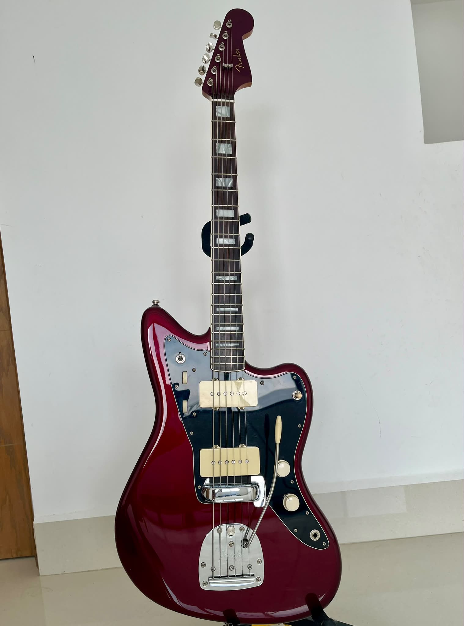 Jazzmaster fuzz circuit with volume roll-off