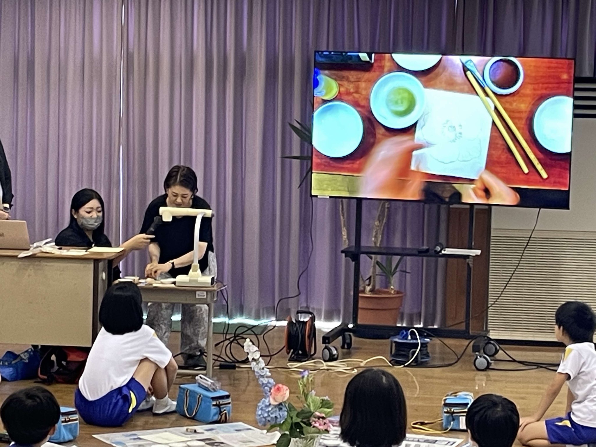 小学校で絵画教室が開催されました】 6月4日（木曜日）午前は桜江