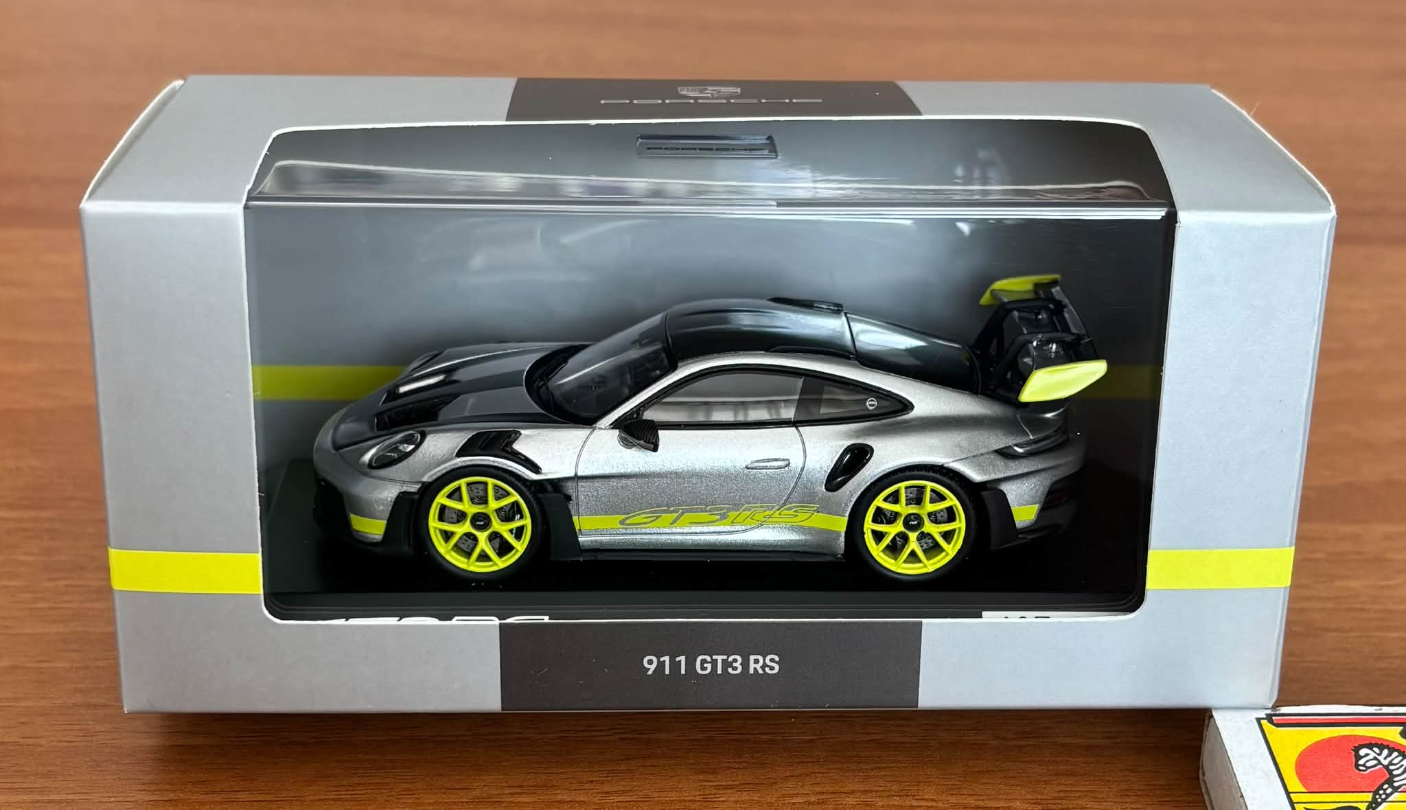 SNEAK PREVIEW - Pit Garage Diorama with Porsche 911 GT3R