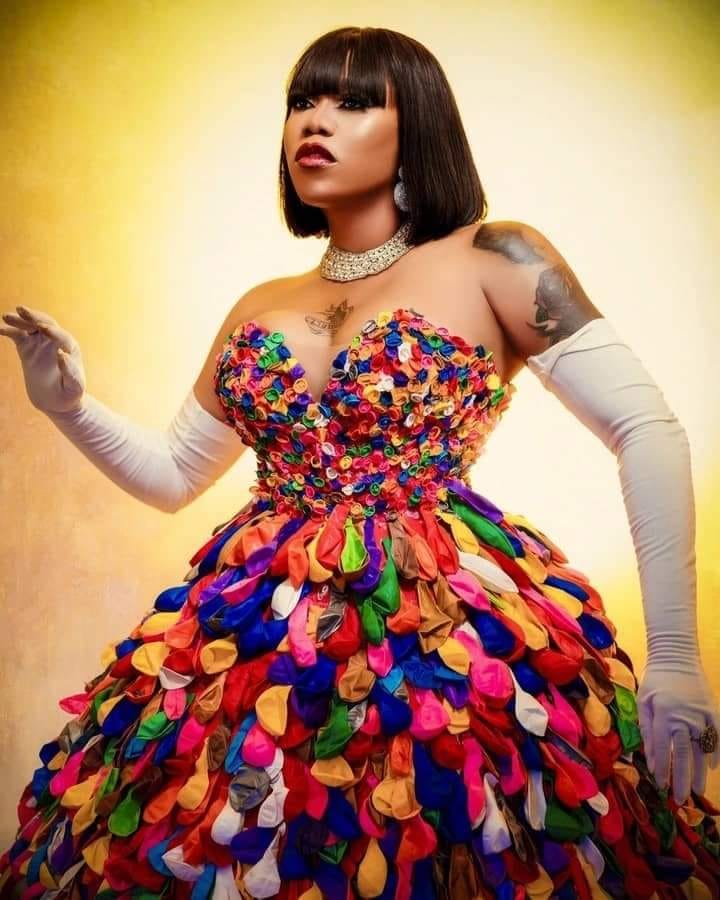 Amazing !!!!! This incredible balloon couture, worn by fashion designer Tiannah, was made up of 15,000 balloons and crafted into a wearable masterpiece. It is reported that she assembled and crafted it