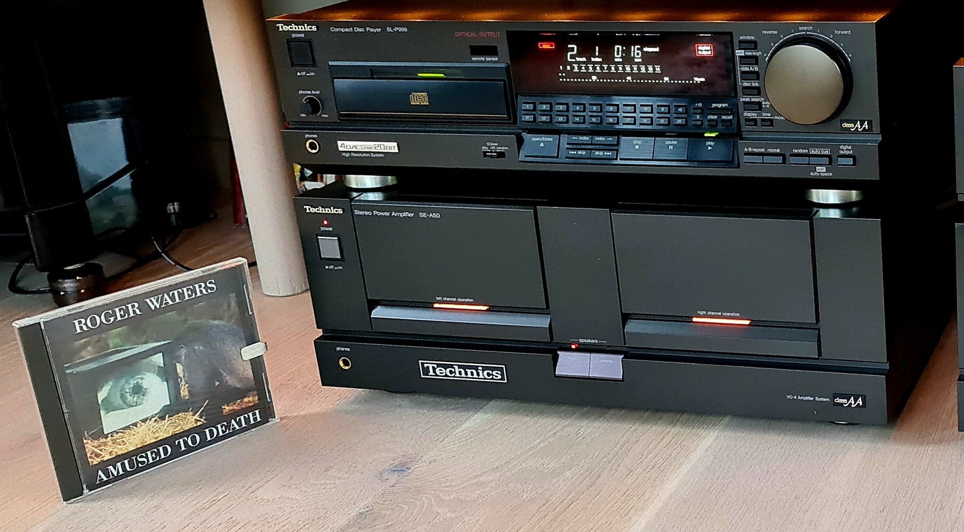 Technics Portable CD player SL-XP5 (1985) - Jennifer Connelly