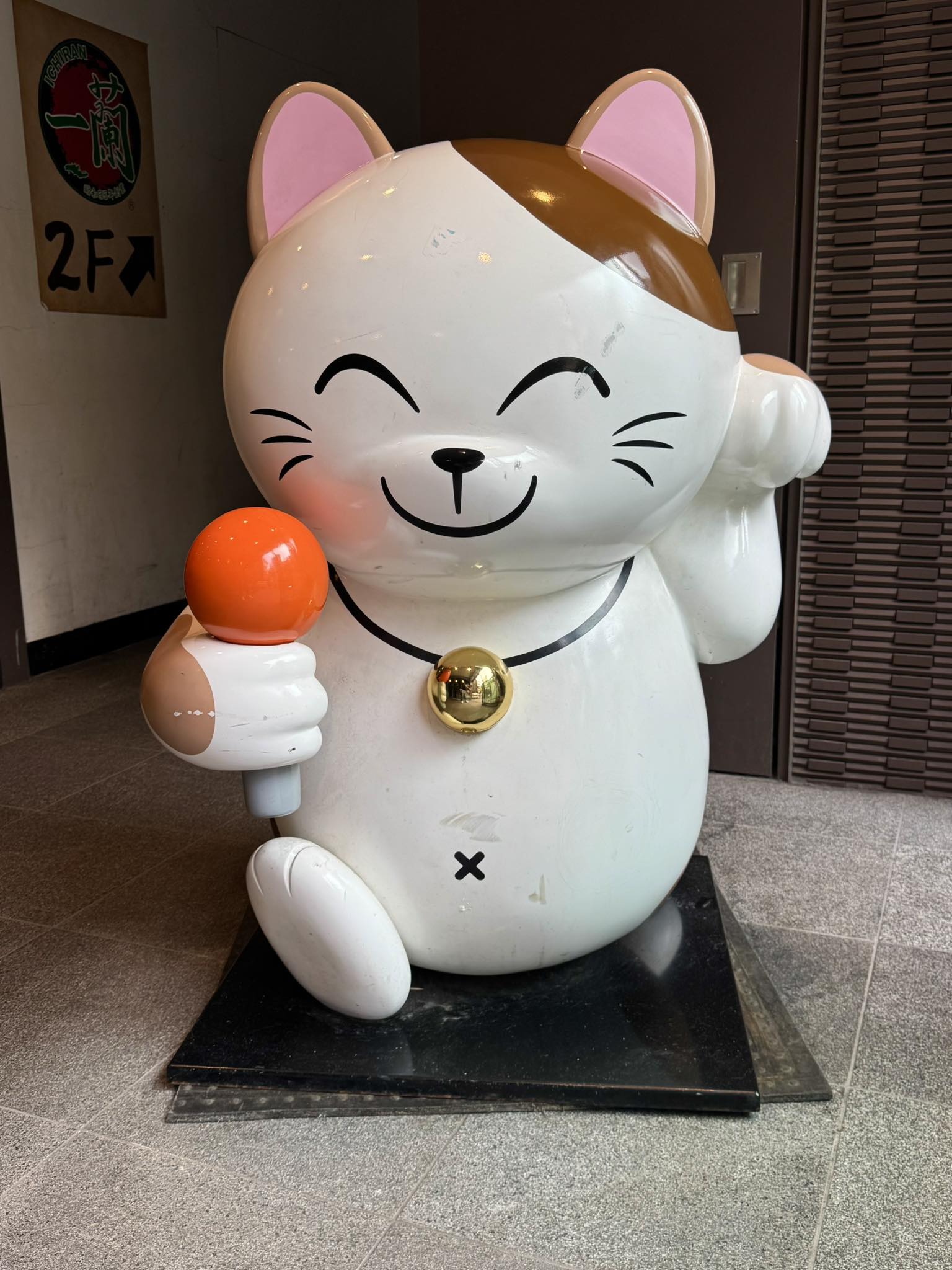 This peculiar Maneki-neko (招き猫 beckoning cat แมวกวัก) is 