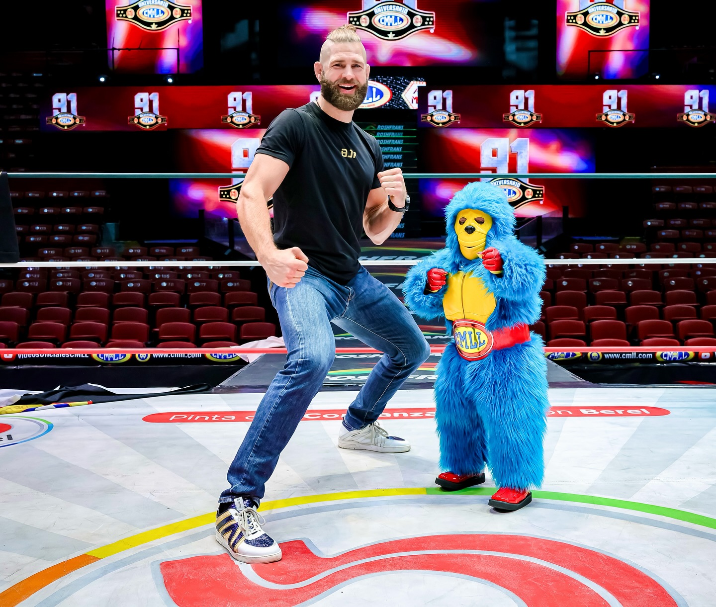 CMLL - ¡El ex campeón de las 205 libras de @ufc,... | Facebook