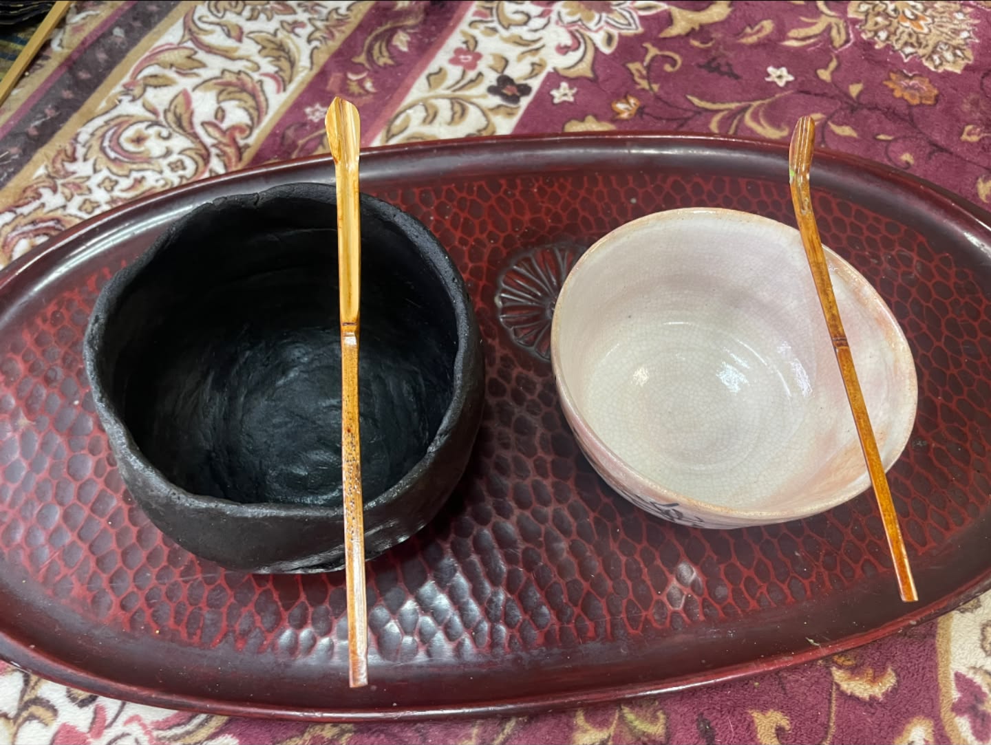 夏椿を唐銅桔梗口花入に入れてみました。