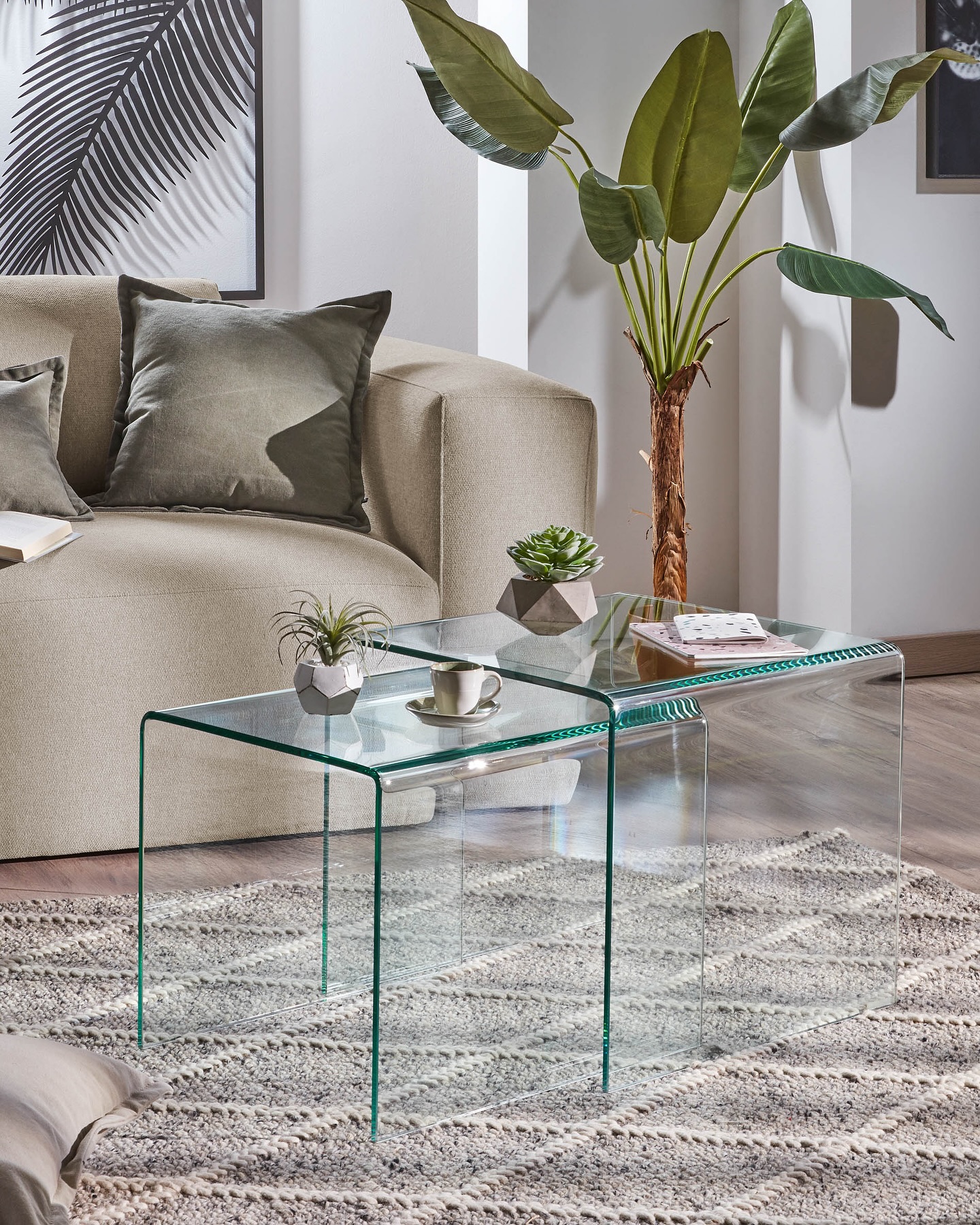 Die minimalistischen Beistelltische aus Glas kommen im praktischen 2-er Set daher und bieten dir ausreichend Ablagefläche für Bücher, Deko oder Getränke 📚☕️🪴 . #möbelehrmann #kavehome #couchtisch #bei