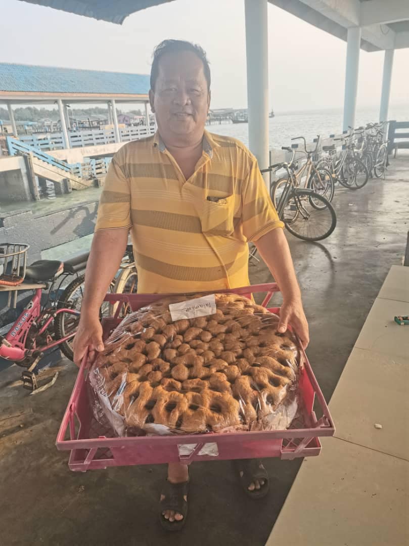 劉家莊五条港黑糖碰糕 - 这～么大的黑糖碰糕大家有看过吗🤣 马六甲某神庙特别定制版🙌🏻🙌🏻... | Facebook