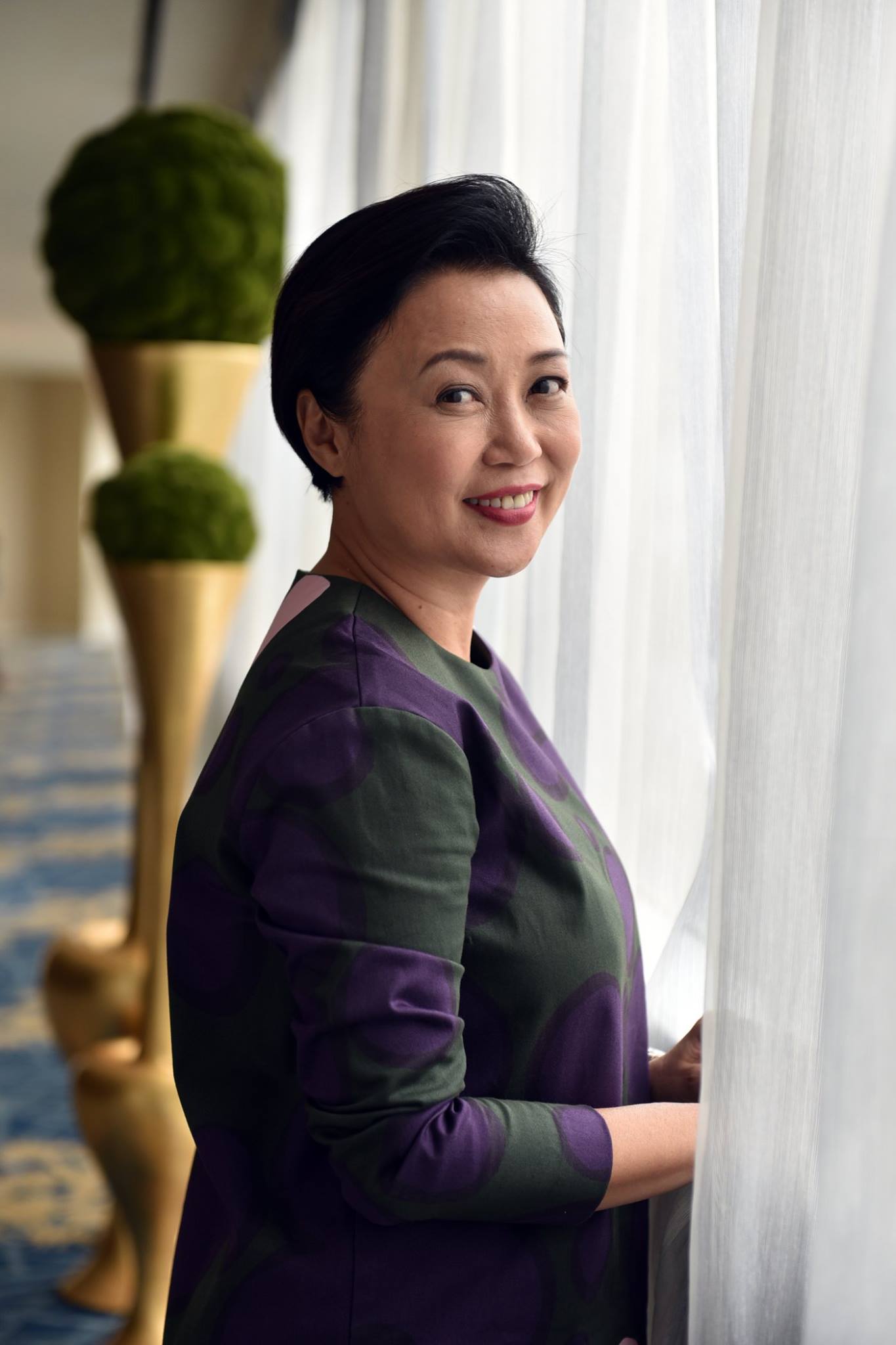 Shin Min Daily News 新明日报 - 【娱乐】 颈椎错位两年无法抬头，向云靠针灸消炎 向云在《富贵平安》里掌管中药行当女中医师 ...