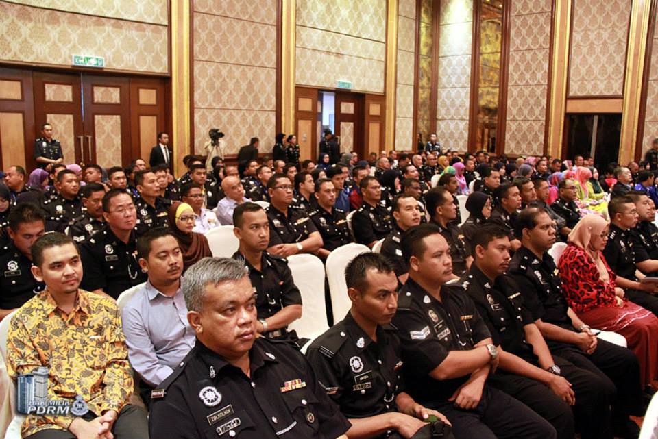 Polis Diraja Malaysia ( Royal Malaysia Police ) - Antara warga PDRM dan ...