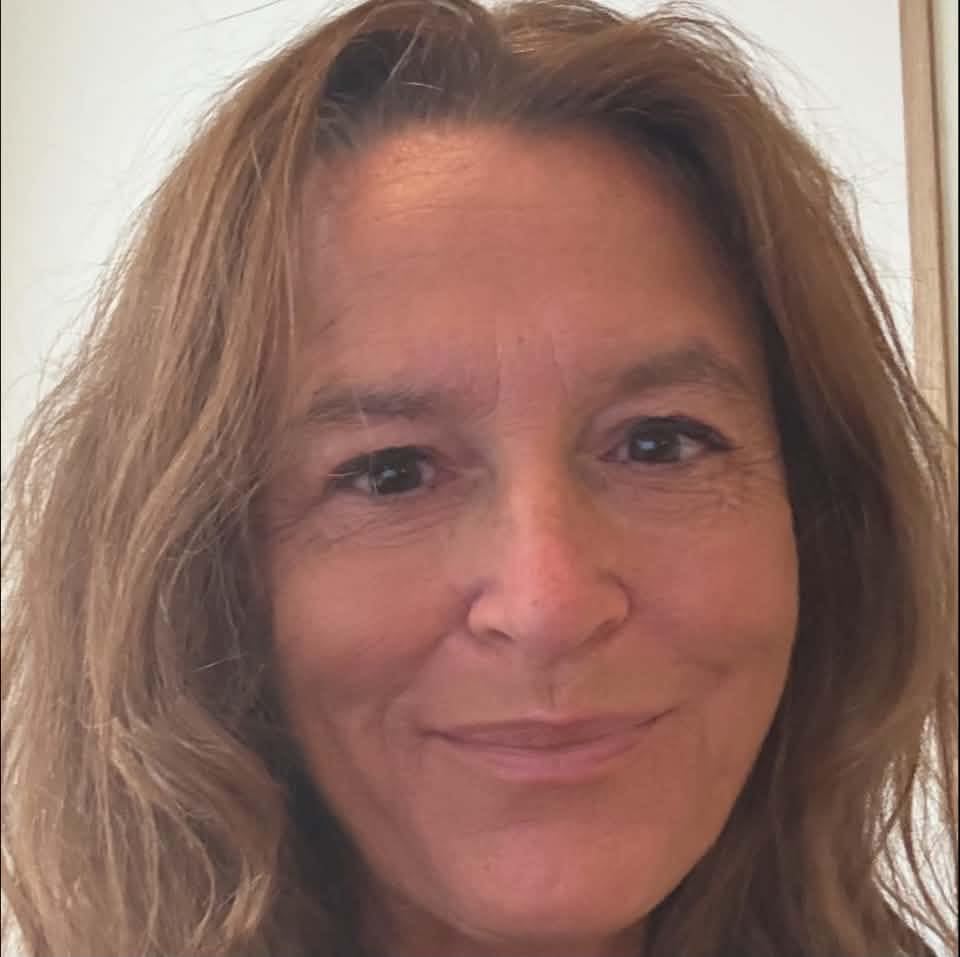 Kender du også én, der er en virkelig dårlig taber i pakkeleg? 😄🐐🎁 ...