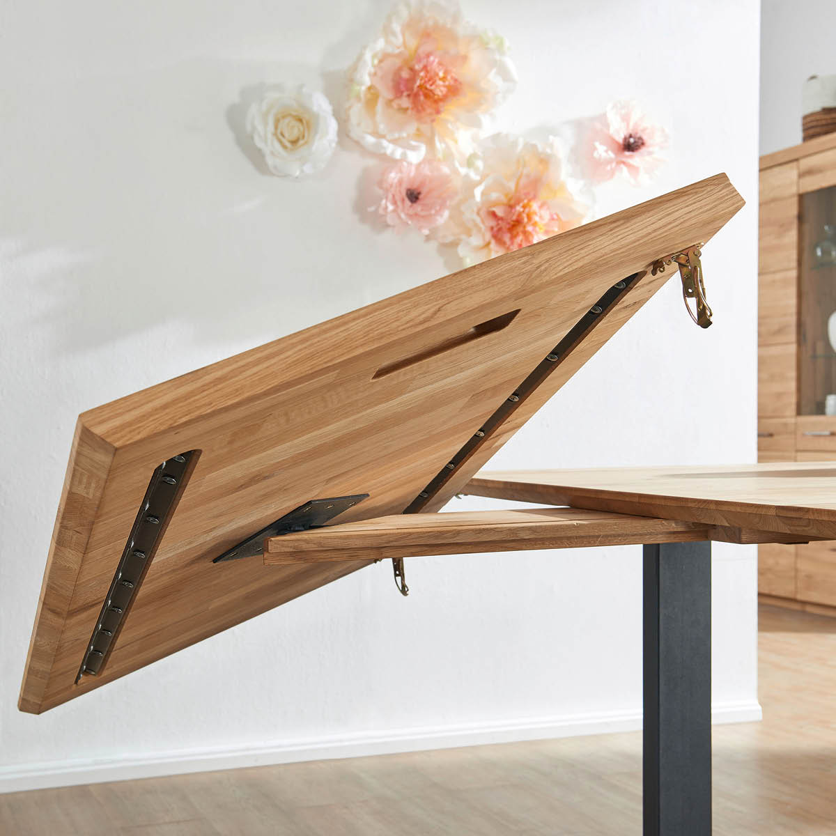 Spontane Gäste? Kein Problem! 🍽️ Unser Esstisch von LIVETASTIC 🙌🏻 wächst einfach mit: https://www.xxxlutz.at/p/livetastic-esstisch -in-holz-metall-180-90-75-cm-002741029006