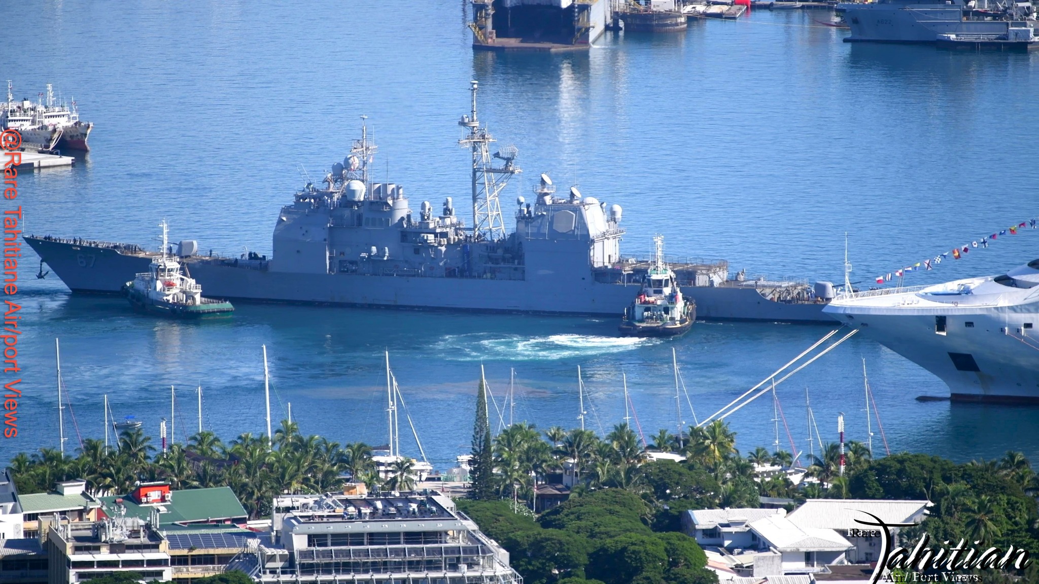 Rare Tahitian Air/Port Views - Un croiseur lance-missiles de la marine ...