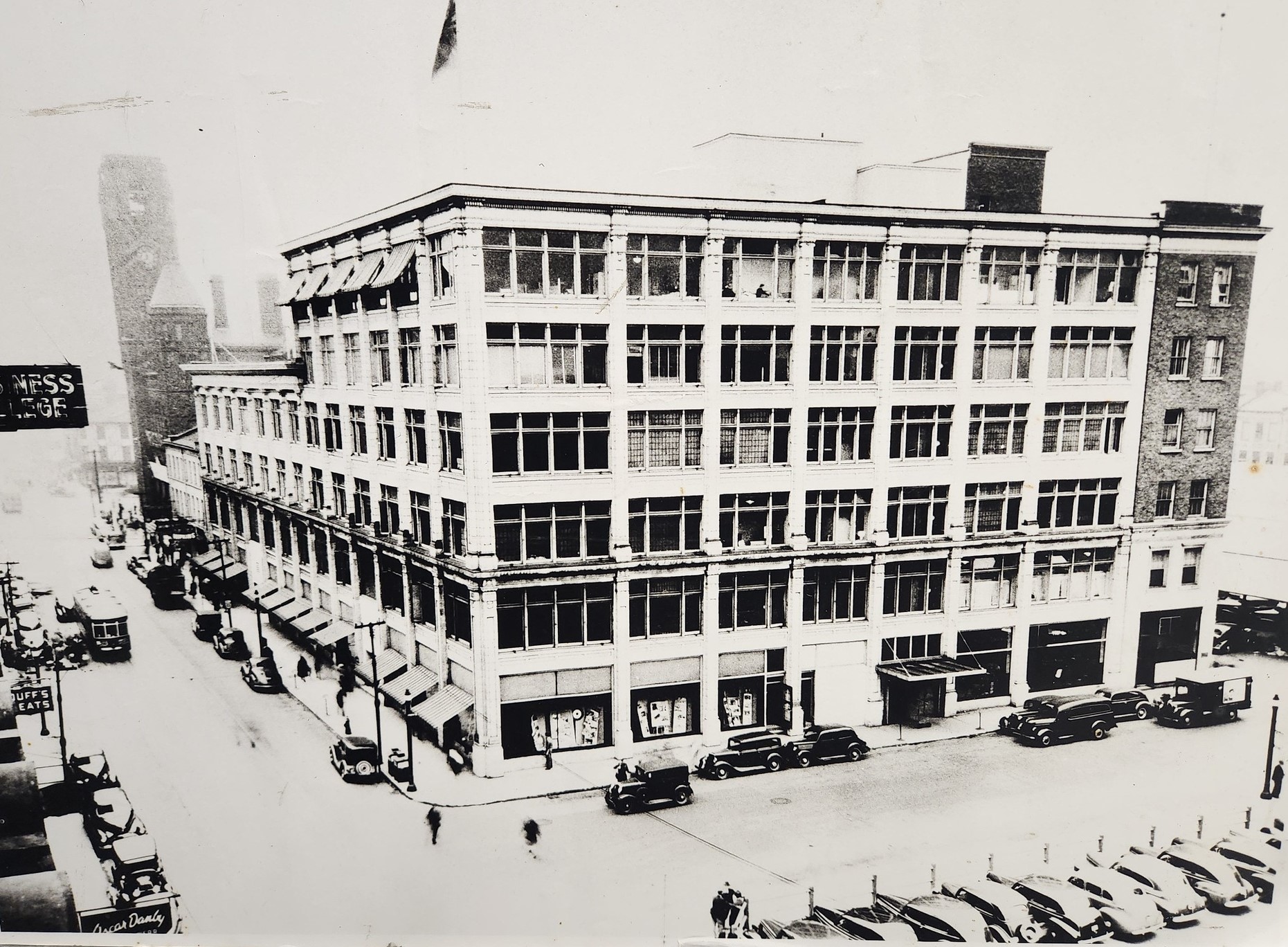 Vintage - Here is a very nice image of the Eaton's store on the corner ...