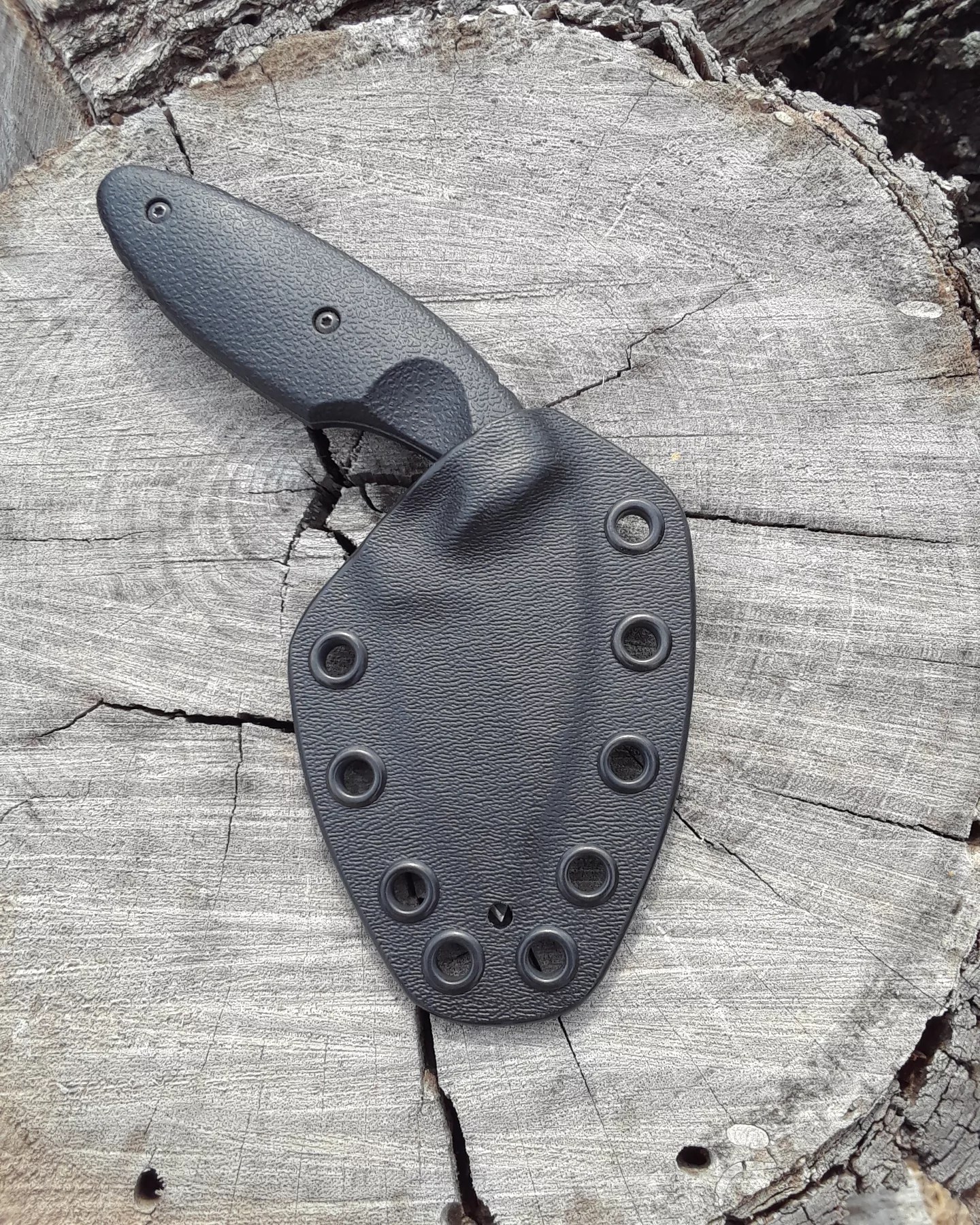 Rodriguez - Here's a picture of one of our custom Kabar TDI sheaths ...