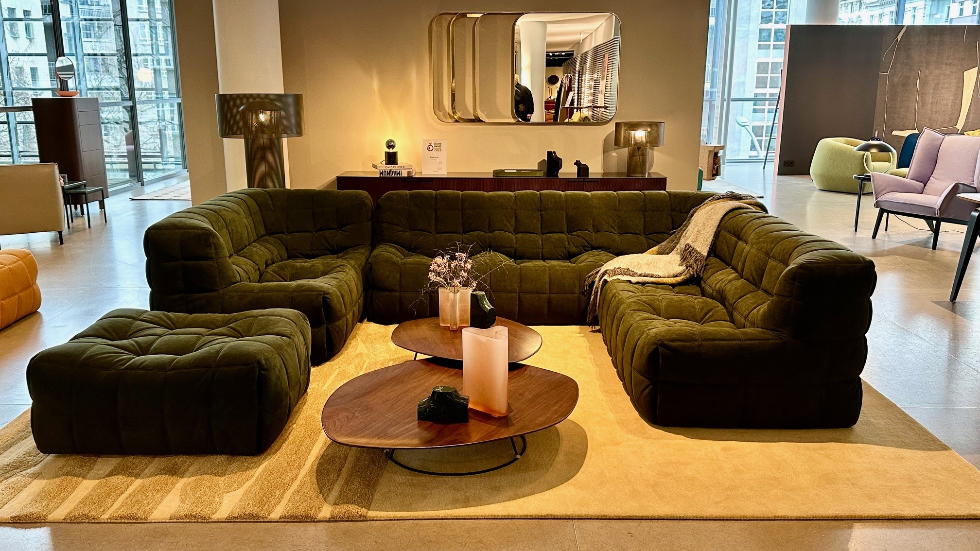 Wunderschön: Modell KASHIMA im Living Berlin in Alcantara Kiwi 