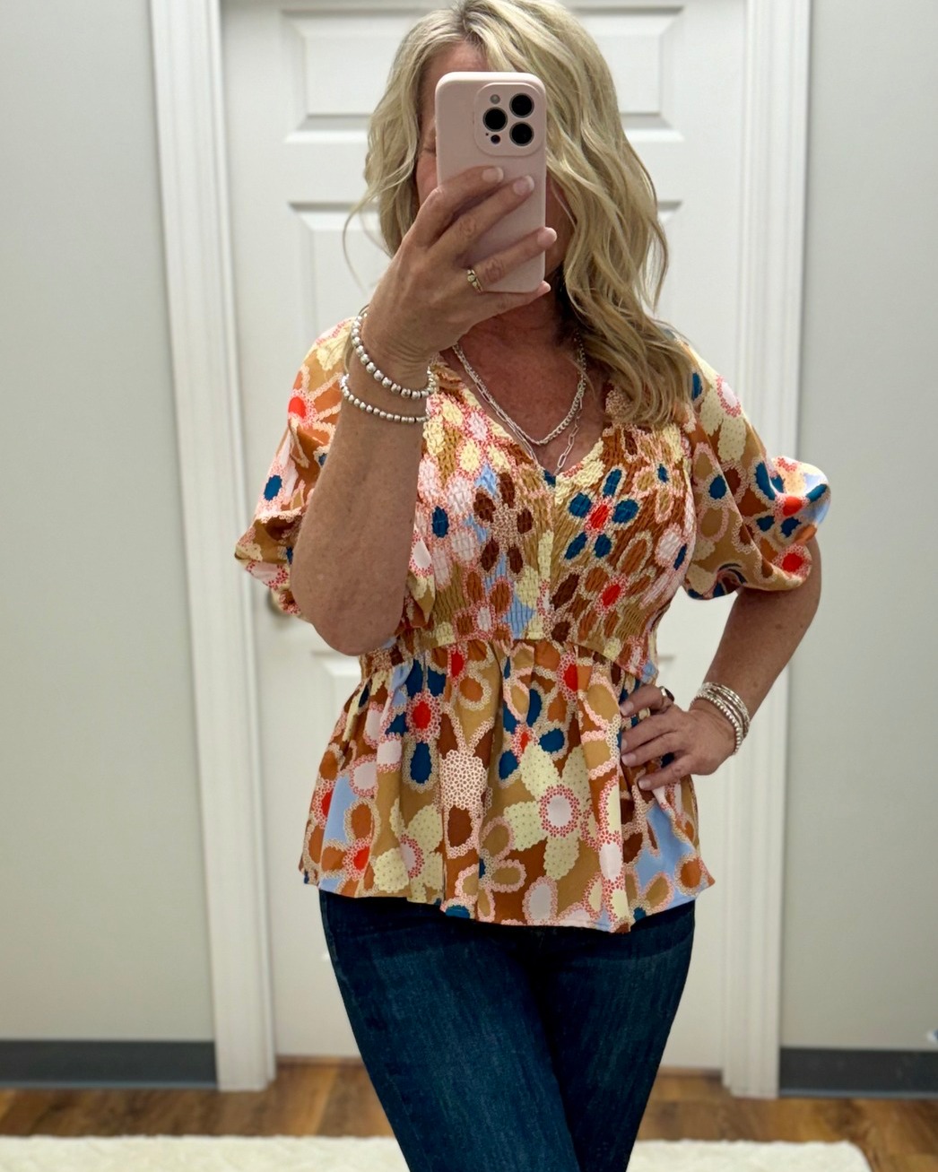 💙Soft peplum blouse with delicate floral accents. 🌬️Pleated