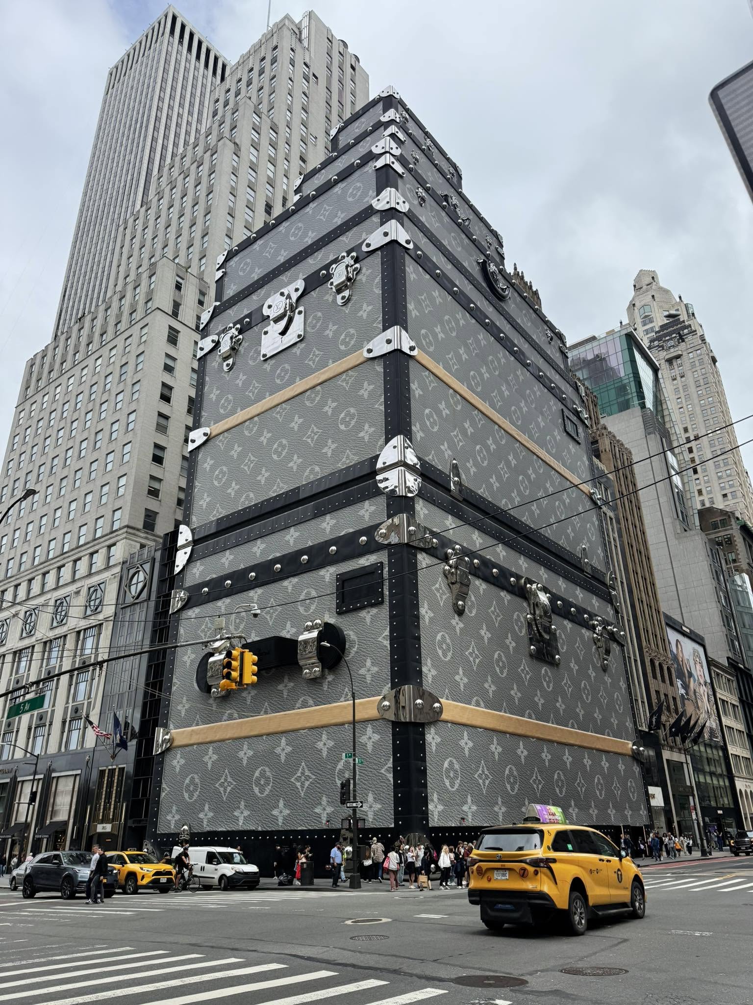ルイヴィトン The new Louis Vuitton store in NYC, looks like one giant Louis