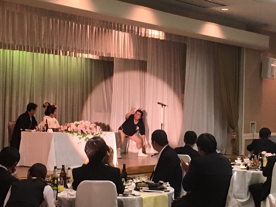 結婚式芸能人余興 アネット 昨日は 兵庫県にて行われた披露宴余興に長州小力がサプライズ出演しました 写真は 祝福のパラパラダンスを披露しているところです Facebook