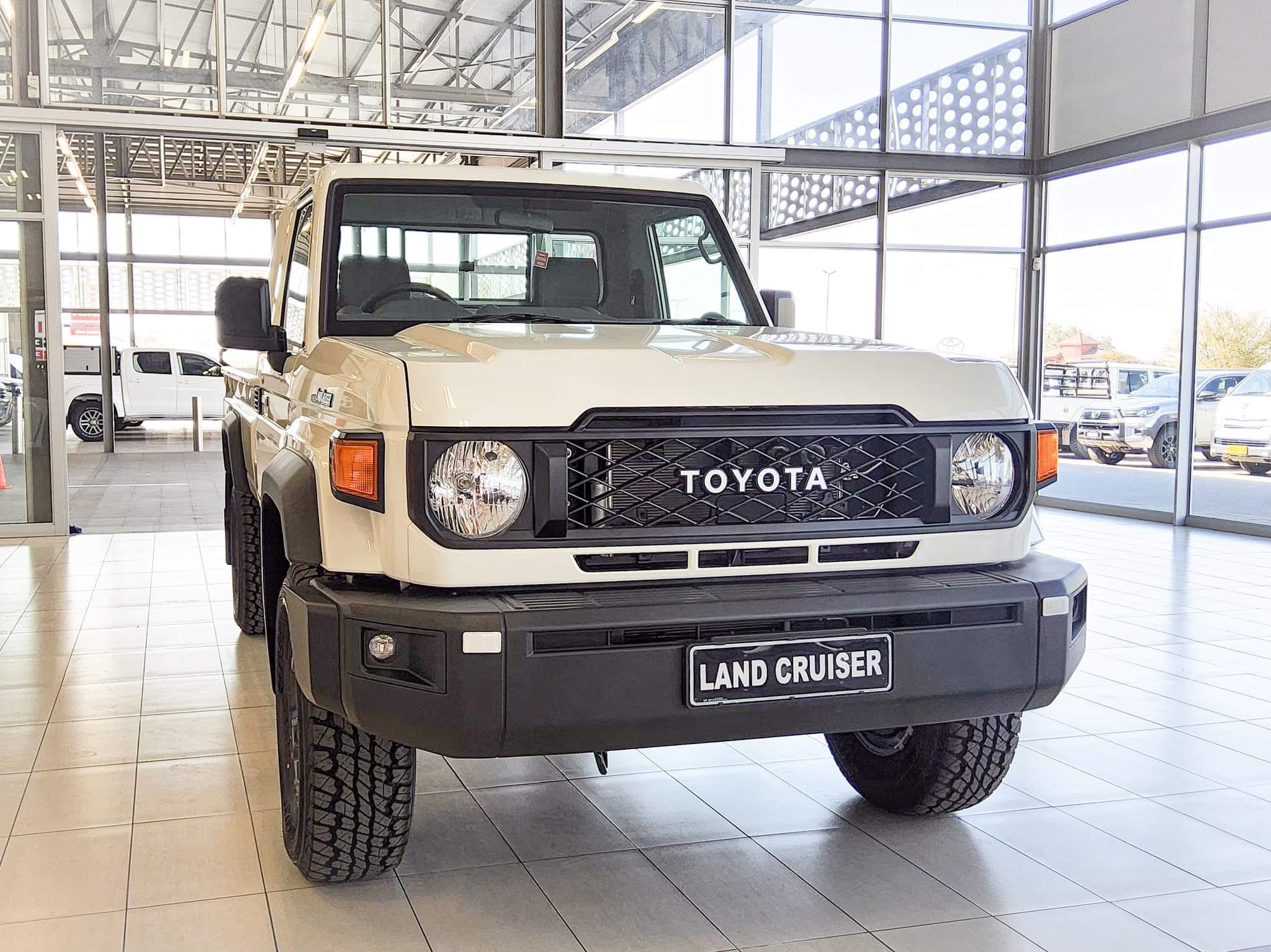 New 170KW Toyota LAND CRUISER 4.0 N$ 711 000 I N$ 71 100 DEP* I N