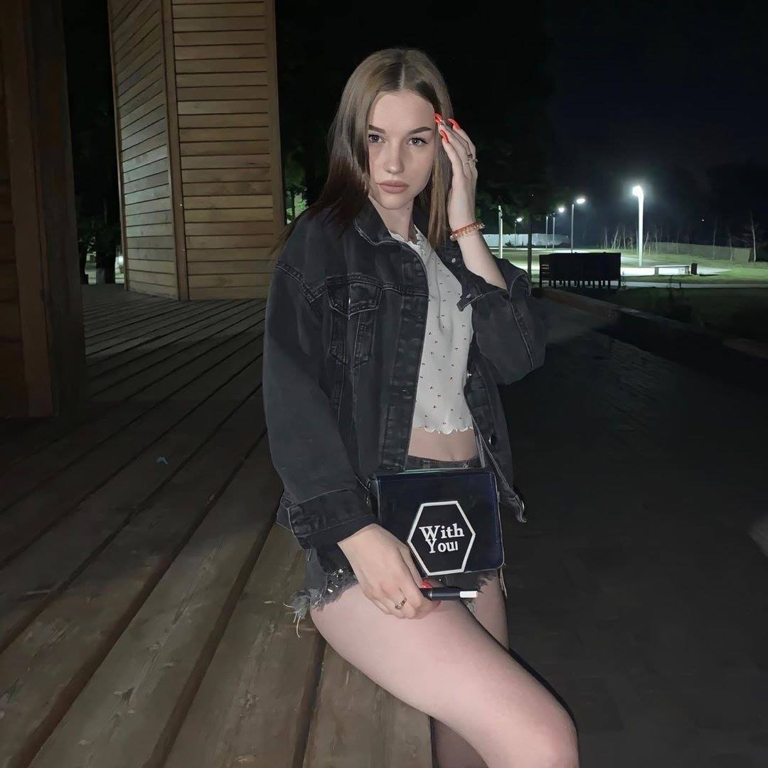 Krisskiss official
