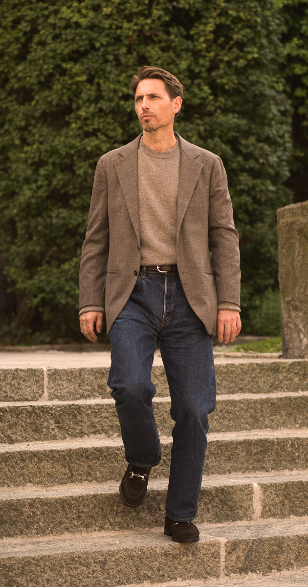 A timeless heritage style with an elegant saddle trim and raised