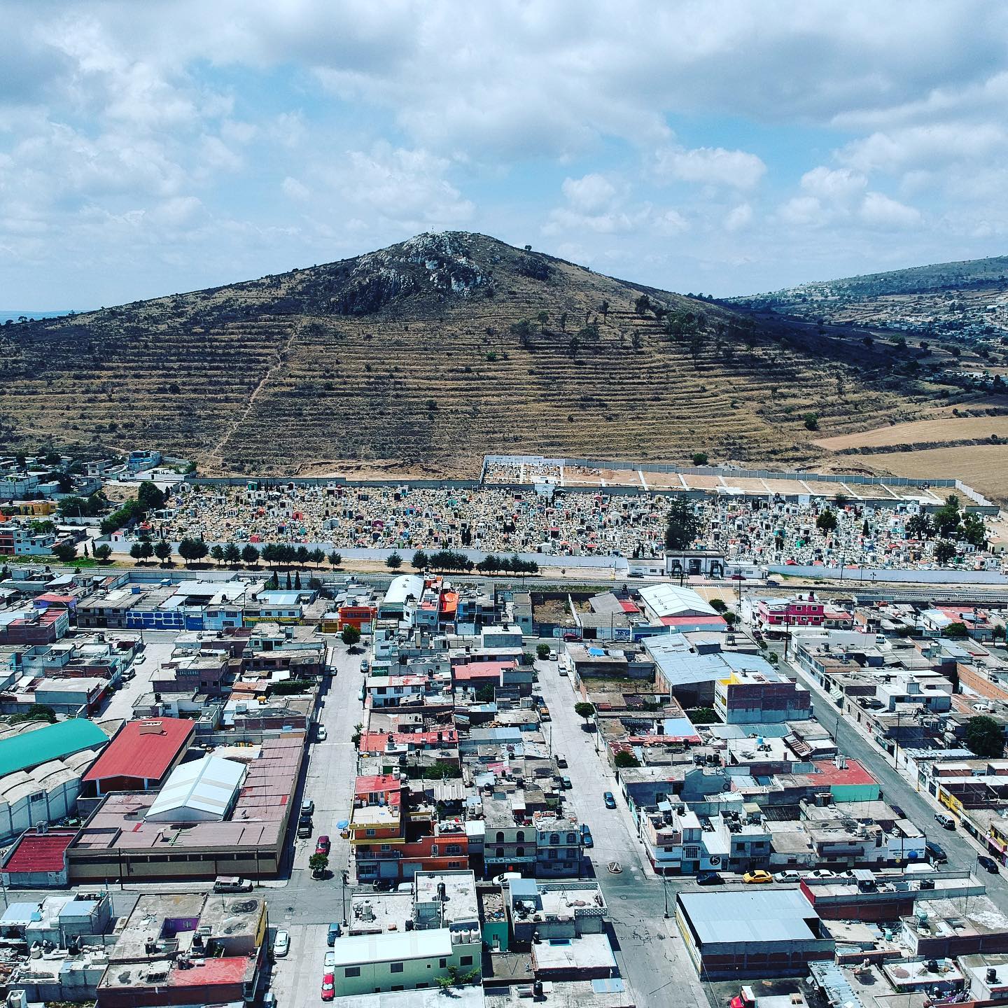 Apan High - Una vista de el panteón municipal y el cerro San Pedro # ...