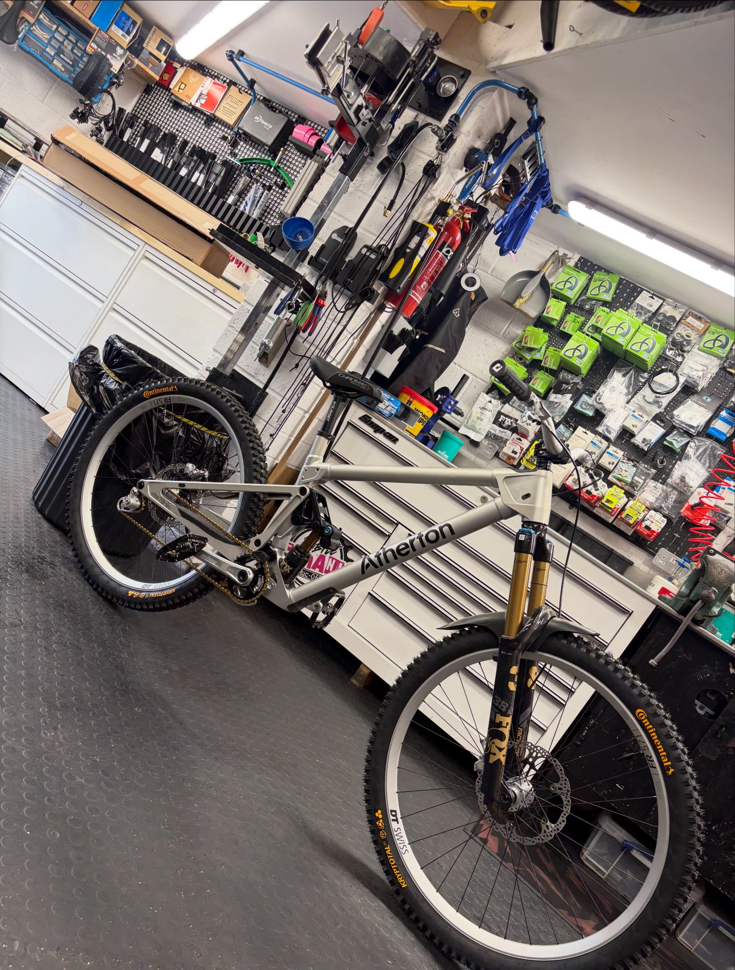 いち Full strip & refresh now ready to rip again! #athertonbikes