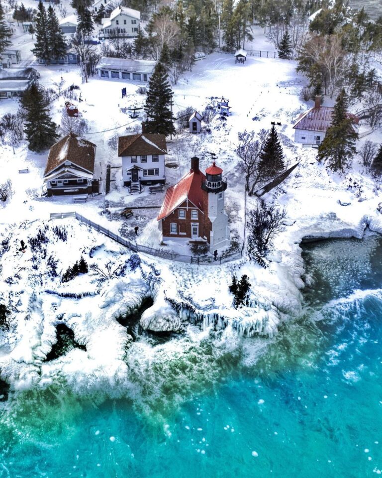 Awesome Mitten - ️🏰 Frozen Lighthouses of Michigan 🌊...
