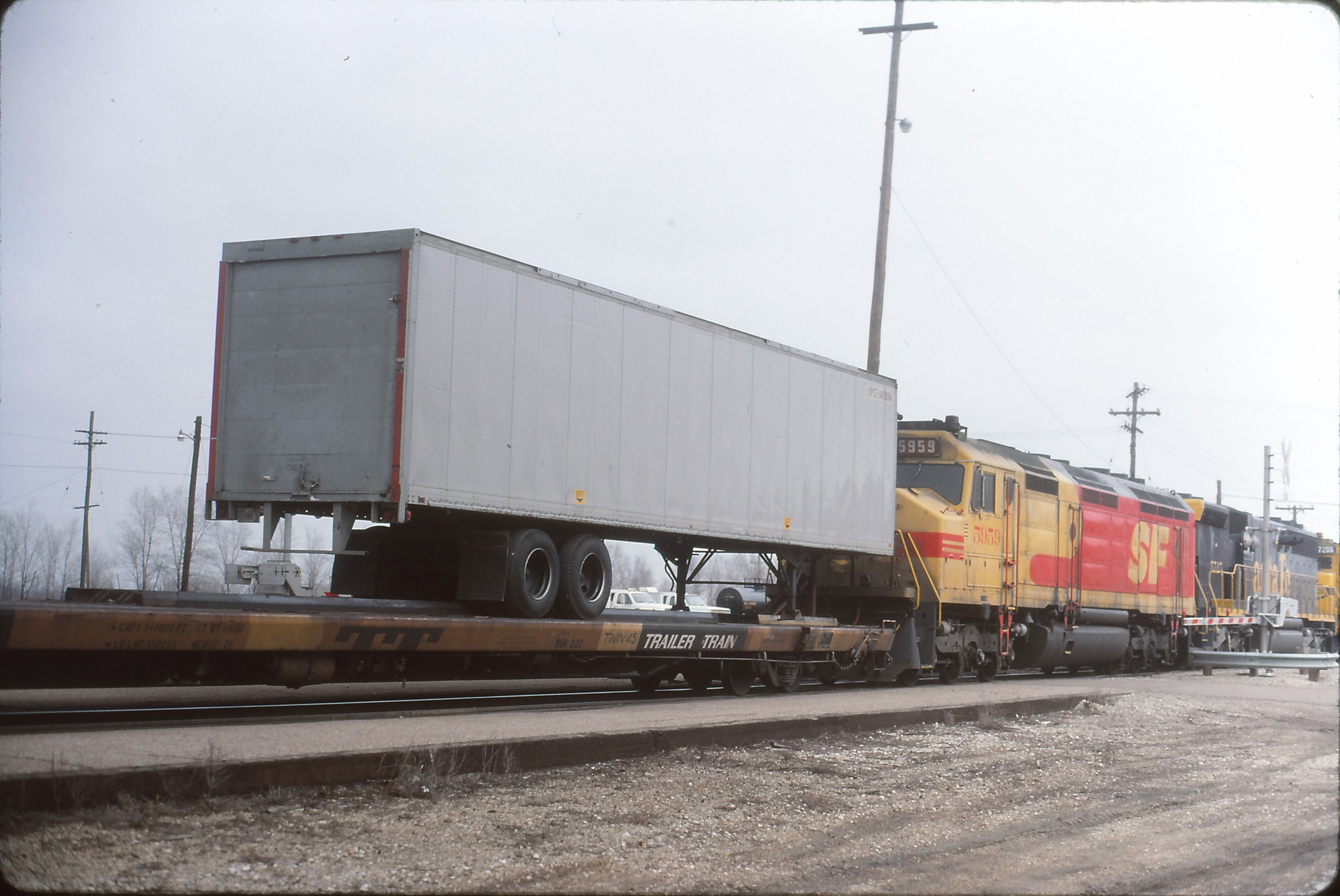 RAILROAD HISTORY BUFFS OF ILLINOIS | A mix of UPS 40/45' dry van ...