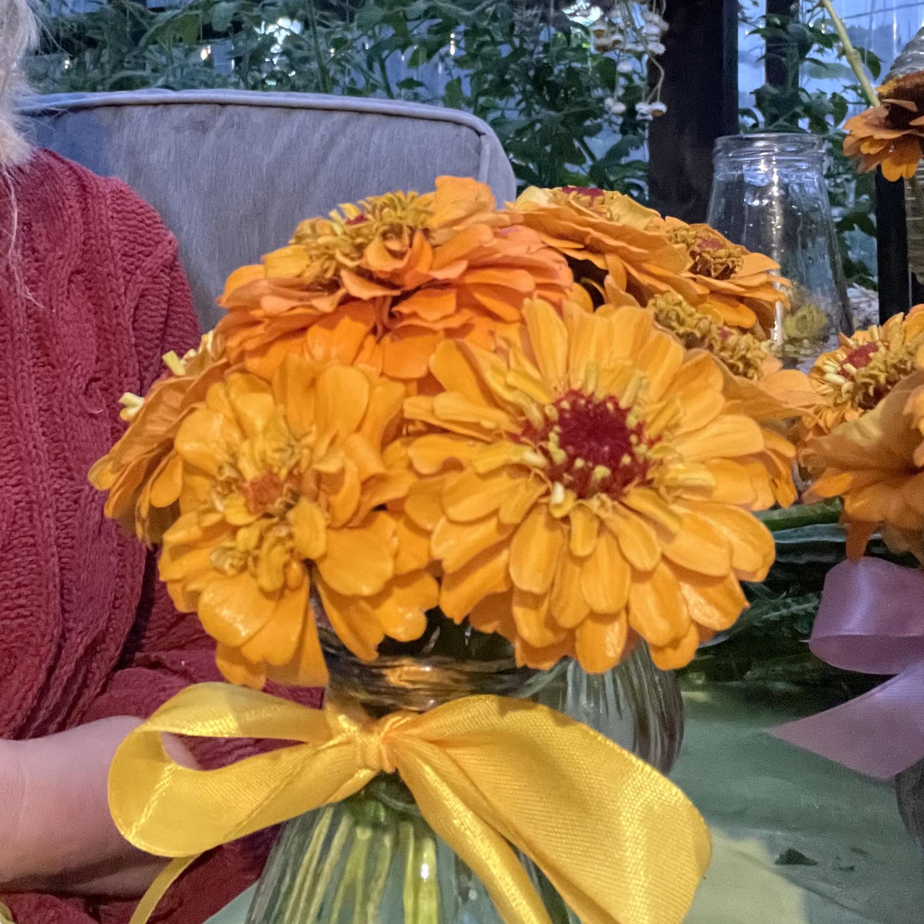 Drizzly evening preparing bud vases for my flower stop | Flowerstop Noleen