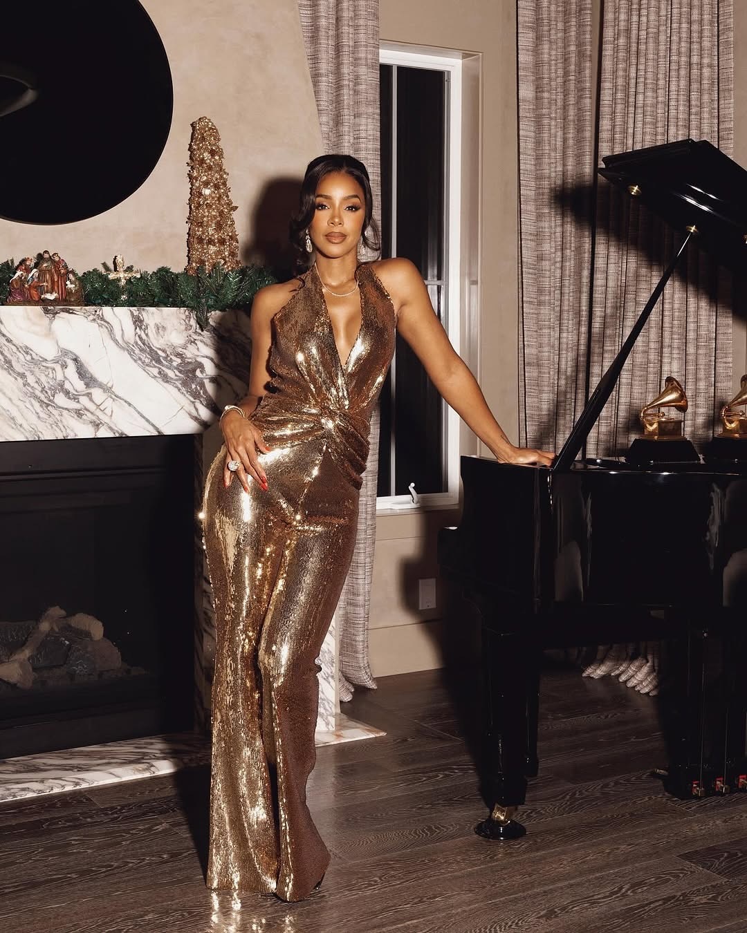 We need a moment for the ICON @kellyrowland 🤩 Looking unreal in our Tianna gold jumpsuit, as styled by the incredible @wilfordlenov ✨ 📍 The Critics Choice Association 7th Annual Celebration of