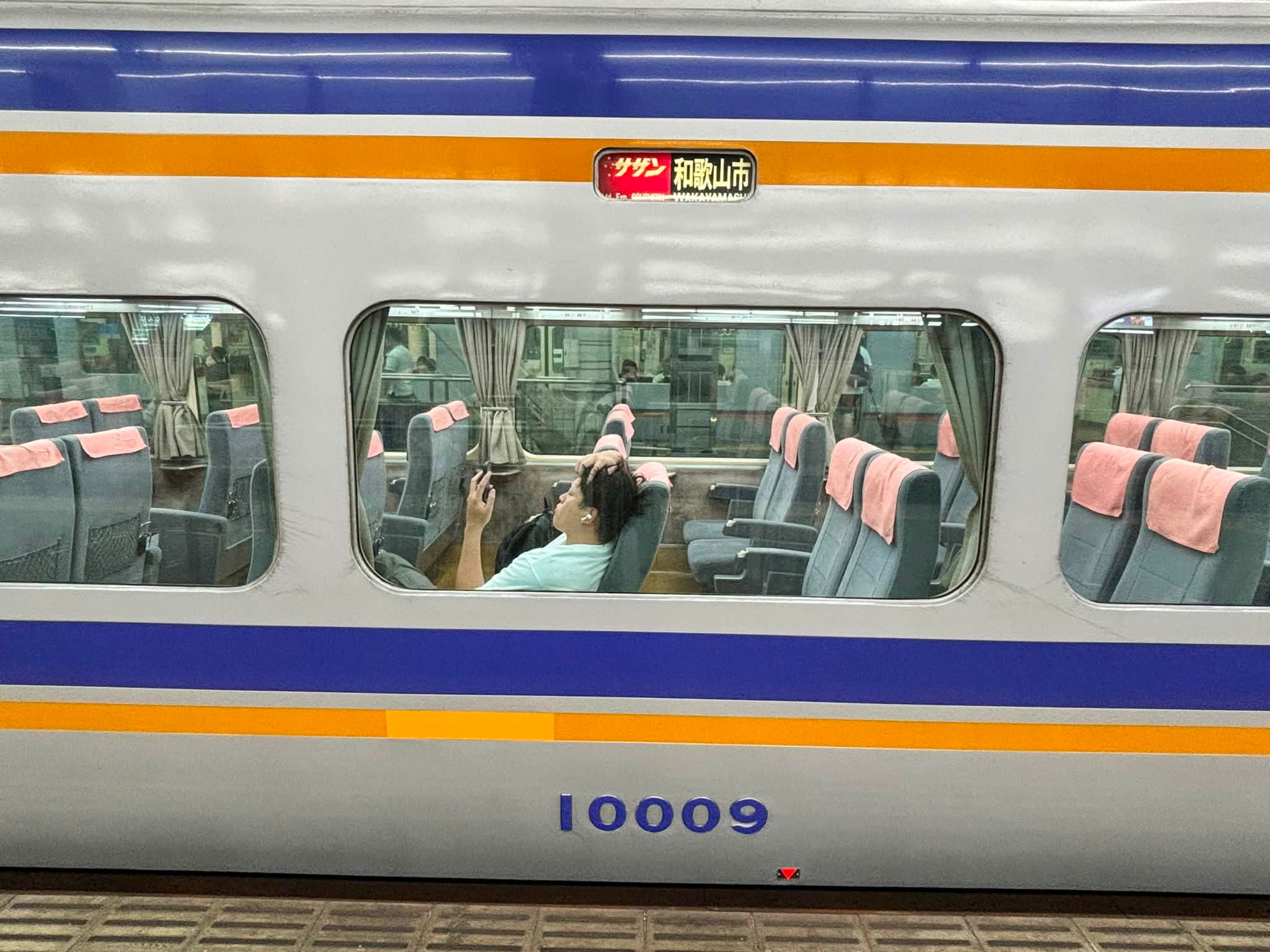 南海サザンの10009Fの側面の方向幕が、車両によって違うことにびっくり
