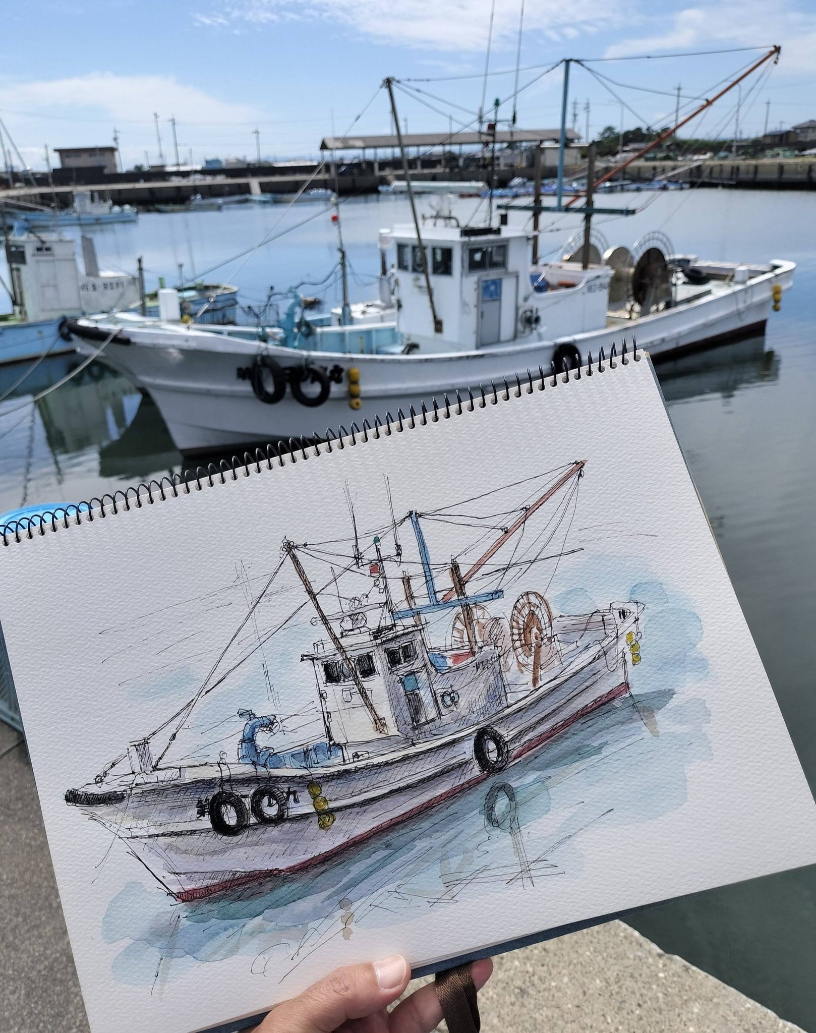 🎨鈴鹿市鈴鹿漁港🛥️日本海の漁船とはちょっと違った雰囲気の船でした🖌️