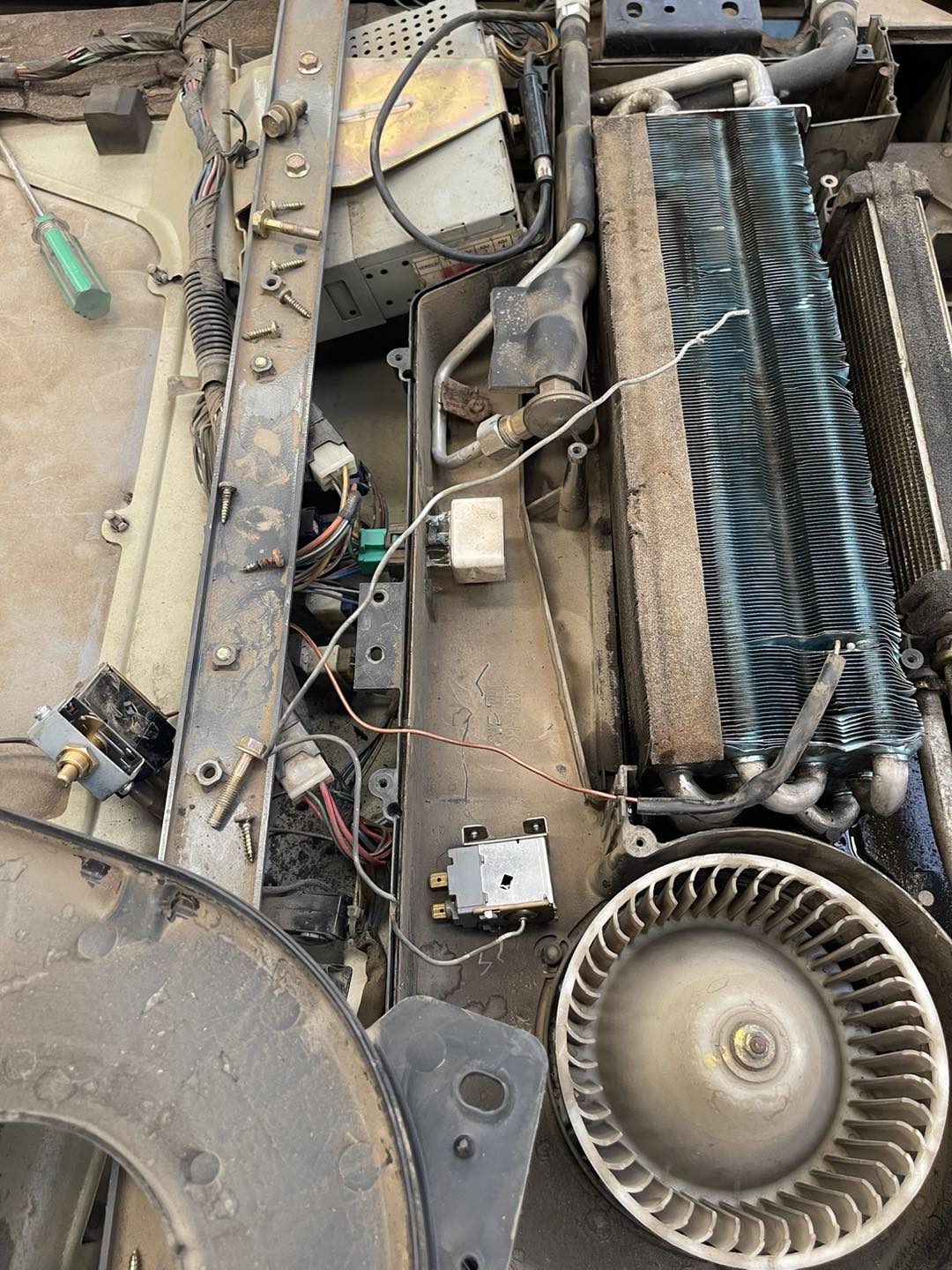 億豐農機 - KUBOTA KL50風箱清潔、更換冰點開關 這個天沒有冷氣在車內真的會中暑！ #火犁冷氣... | Facebook