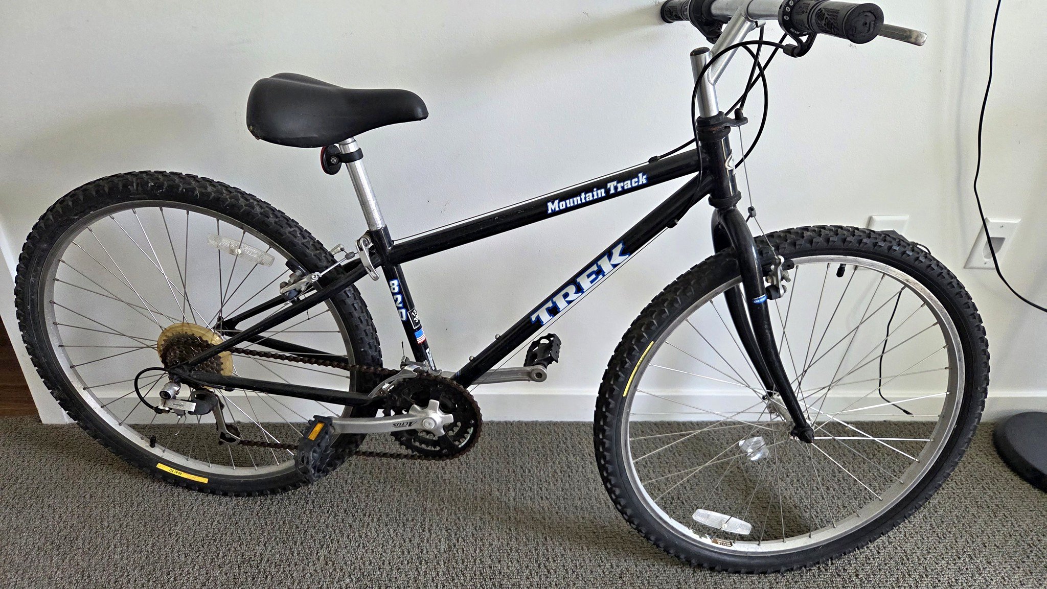 men's trek bicycle FX Sport 4 Carbon L Matte Onyx Carbon but with a more economical OCLV 500 Carbon layup and two Fx Trek Mens Hybrid Bike