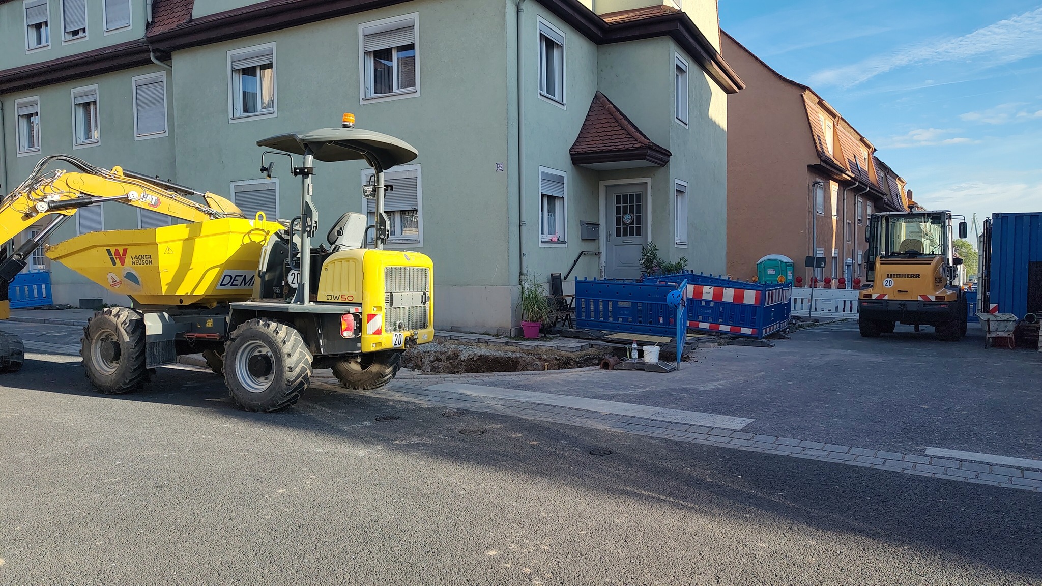 Die Bauarbeiten haben begonnen. Entwarnung gibt's für alle die befürchtet haben, dass die Hauptstraße grad dort aufgegraben werden würde, wo die Teerdecke am Schönsten ist: es wird nur der Gehweg aufgegraben, aber