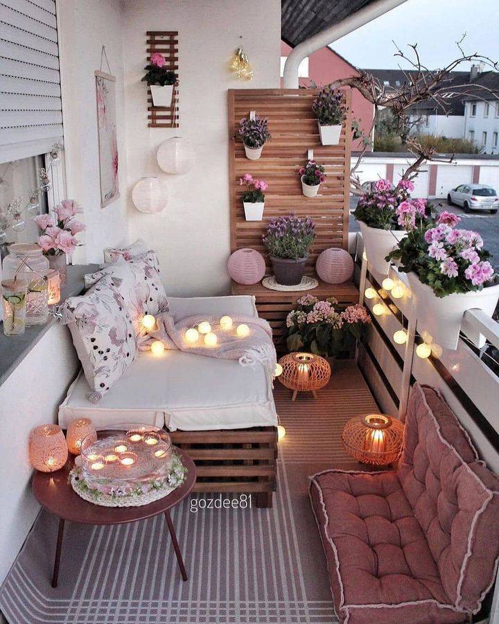 Schaut euch diesen traumhaften Balkon an! 😍🌸 So gemütlich und perfekt für entspannte Abende. 🌙✨ Lasst euch von dieser wunderschönen Deko inspirieren! 💡🌺 📷Instagram/gozdee81