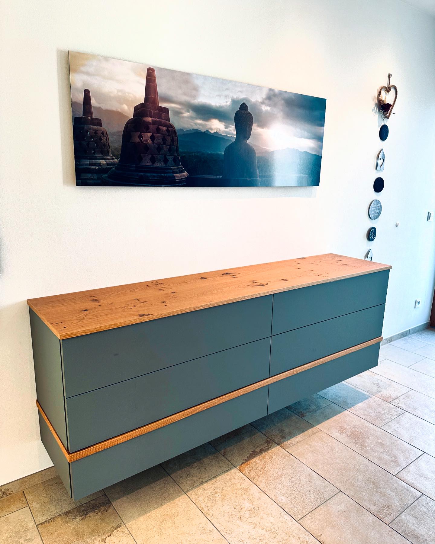Wenn das Sideboard zur Garderobe passen soll, die wir schon vor längerer Zeit gebaut haben 😉 Im Handwerk ist das auch nach einiger Zeit kein großes Thema 👌🏼 #sideboard #interiordesign #schreiner #handwerk #möbeldesign