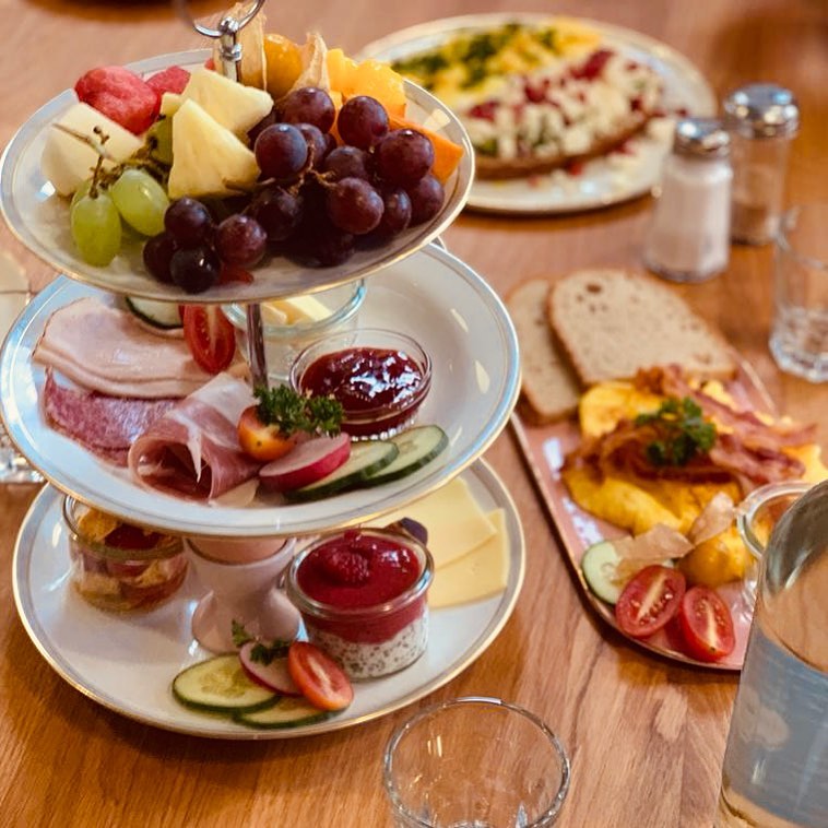 Gustav mornings〰️Habt ein schönes Wochenende! #cafegustav #gustavstuttgart #schwabstrasse #stuttgartwest #kaffeestuttgart #stuttgart #frühstückstuttgart #breakfaststuttgart #breakfast #etagere #früh